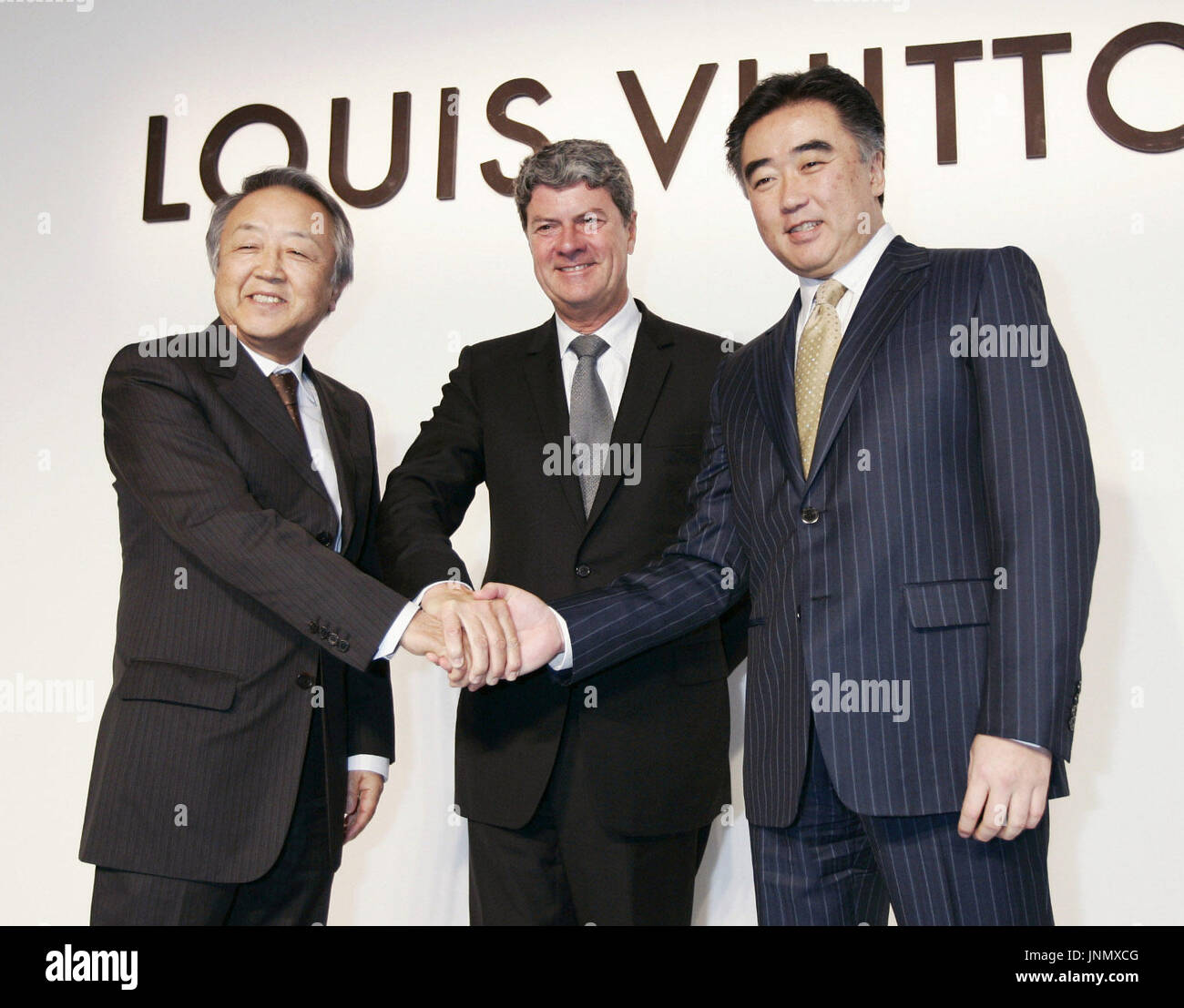 Yves Carcelle (L), Chairman and CEO of Louis Vuitton, Chinese actress Gong  Li (C) and an unnamed guest clap hands during the opening ceremony of a new  Stock Photo - Alamy