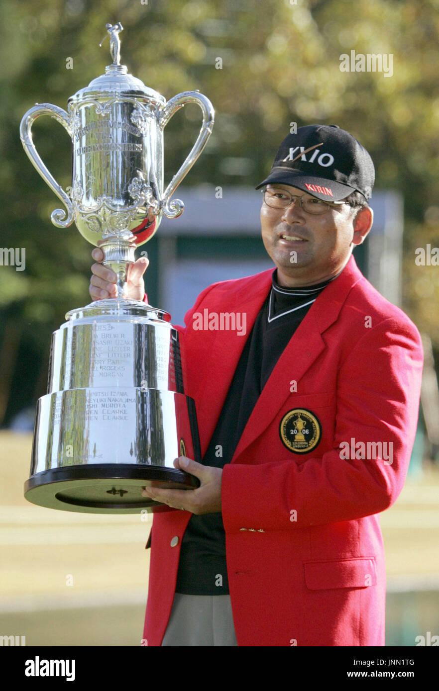 Gotemba Japan Tsuneyuki Tommy Nakajima Holds Up His Trophy After Winning The Mitsui Sumitomo Visa Taiheiyo Masters At The Taiheiyo Club S Gotemba Course In Shizuoka Prefecture On Nov 12 Kyodo Stock