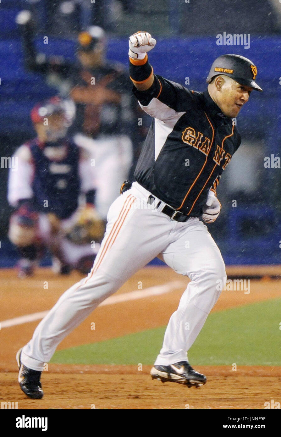 U.S. baseball player joins Tokyo's Yomiuri Giants, but it's his wife that's  getting the attention