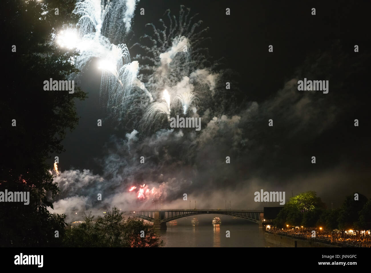  Foto zu Mainzer Sommerlichter, summer lights in Mainz, fireworks with huge air 