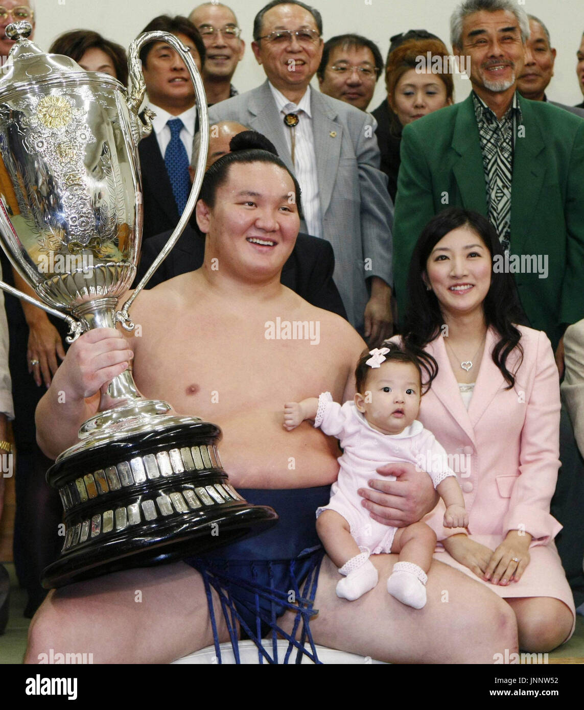 who captured the Emperor's Cup at the Autumn Grand Sumo Tournament...