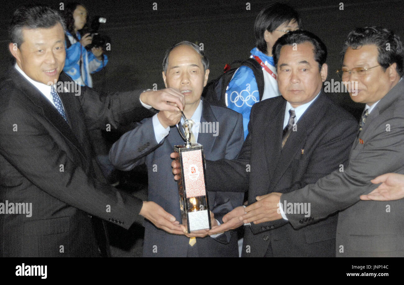 PYONGYANG, North Korea - Li Binghua (2nd from L), vice president of the ...