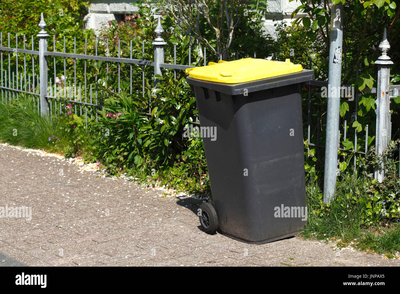 Yellow recycling bin hires stock photography and images Alamy