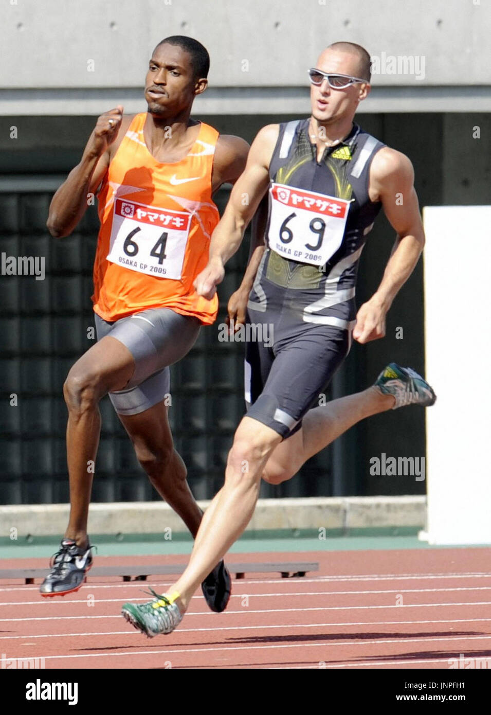 OSAKA, Japan Beijing Olympics silver medalist Jeremy Wariner (R) of