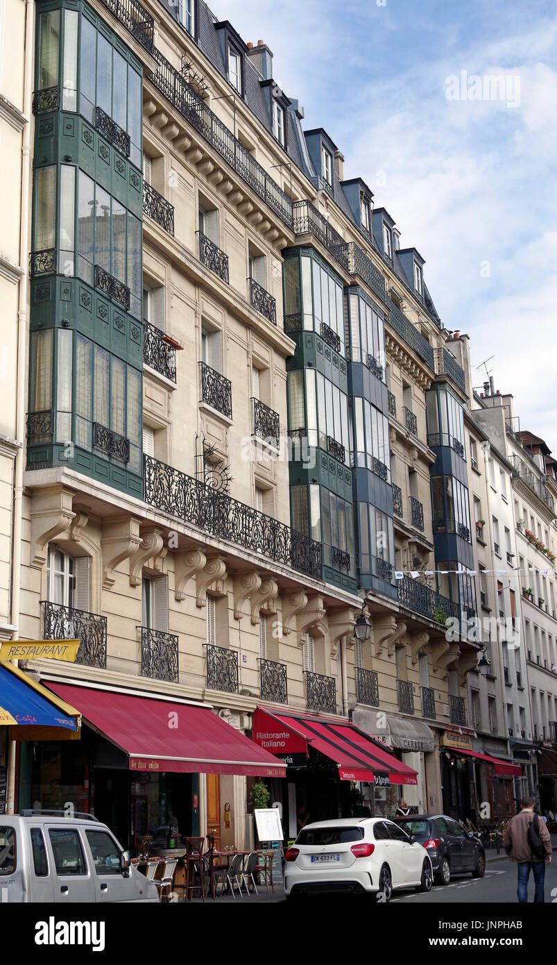 Paris, France, elegant, low-key Beaux-Arts style apartment block near St Etienne du Mont. Stock Photo