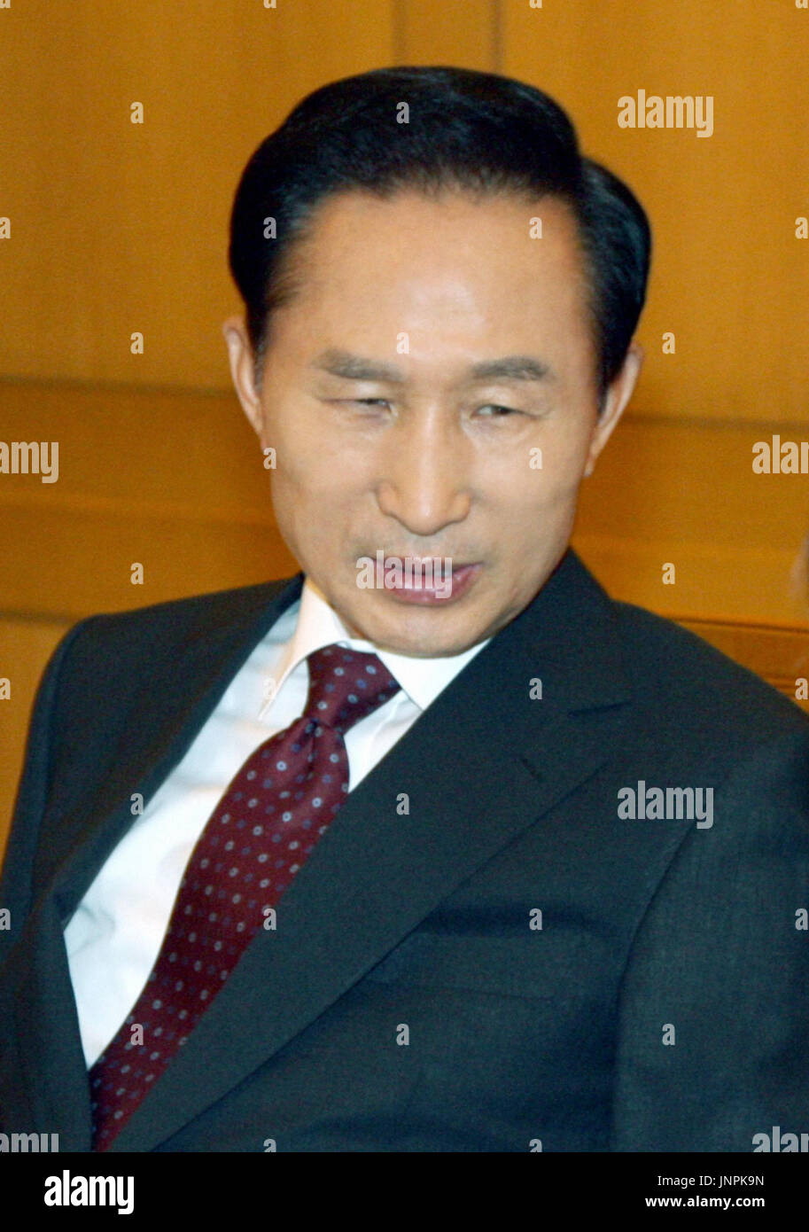 SEOUL, South Korea South Korean President Lee Myung Bak speaks during
