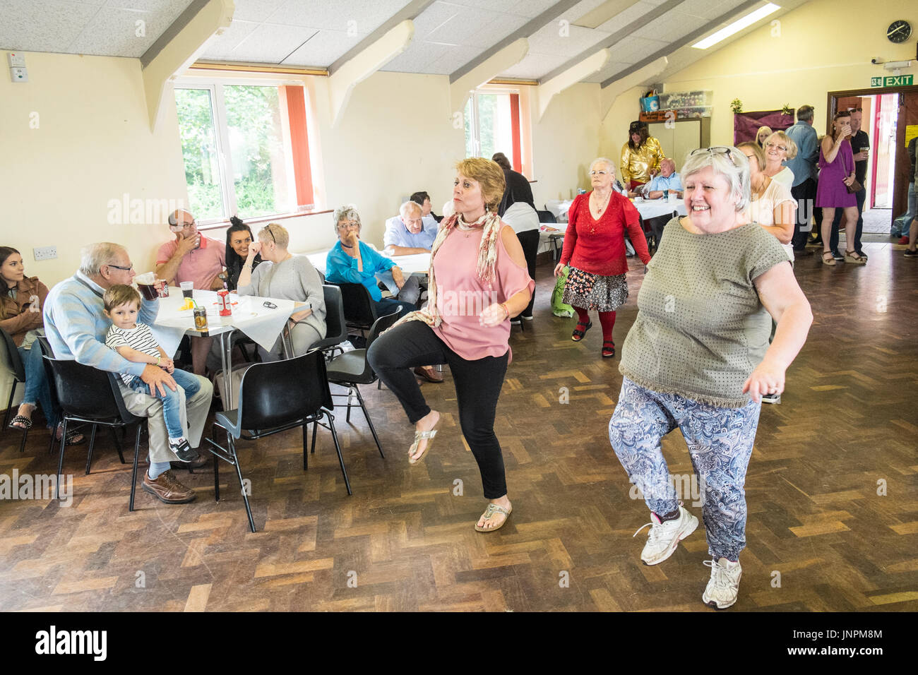 Elderly people keep fit class hi-res stock photography and images - Alamy