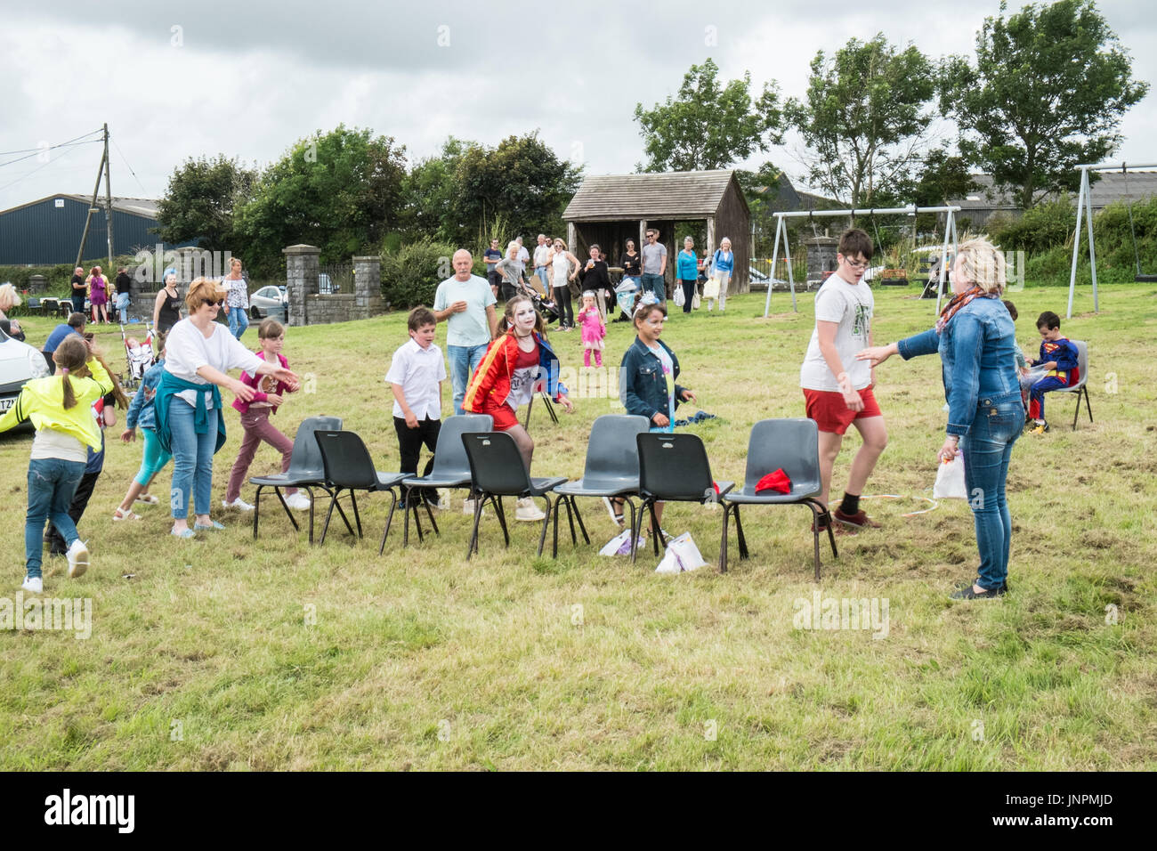 Children playing musical chairs hires stock photography and images Alamy