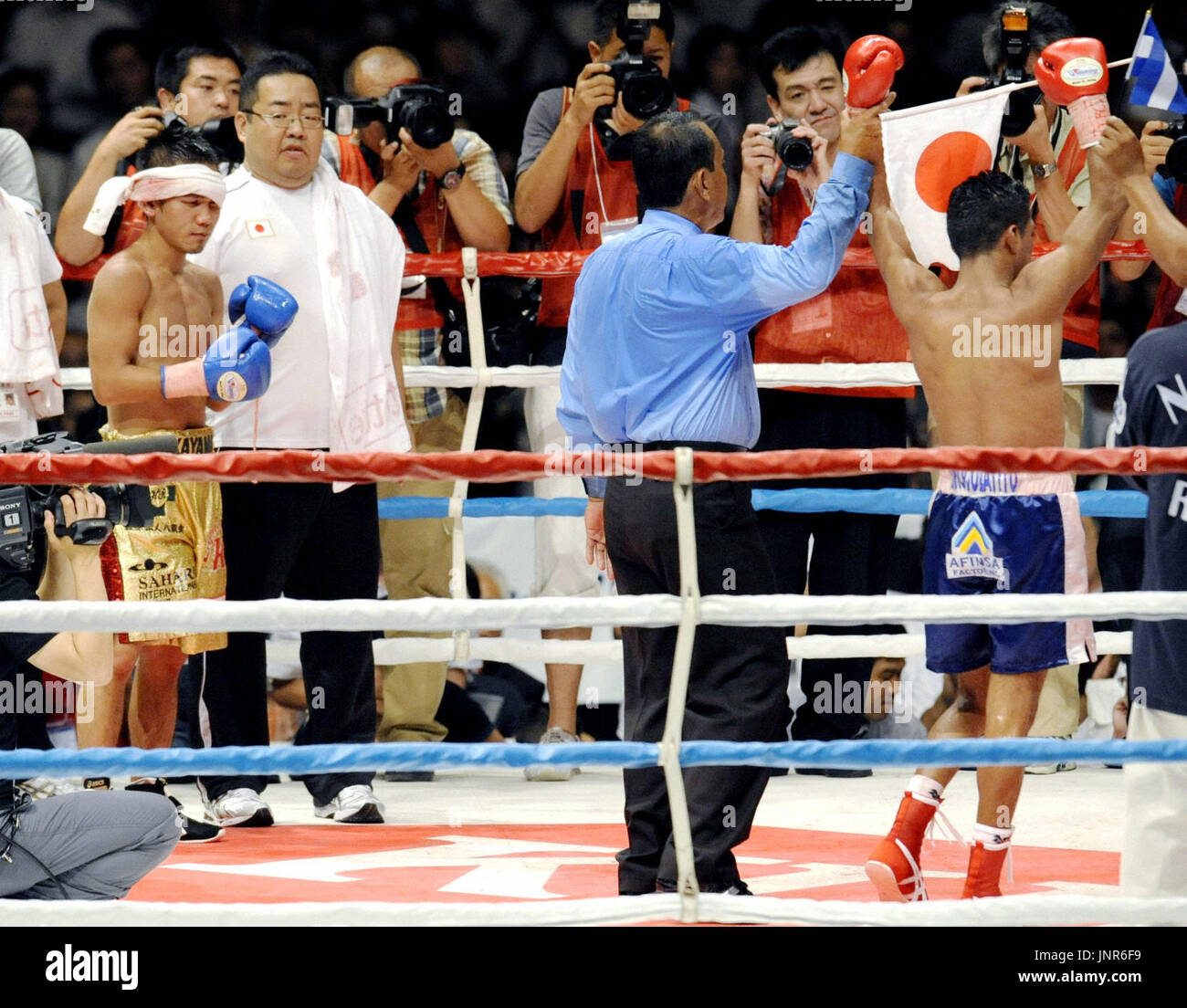 KOBE, Japan - WBA minimumweight champion Roman Gonzalez of Nicaragua (R 