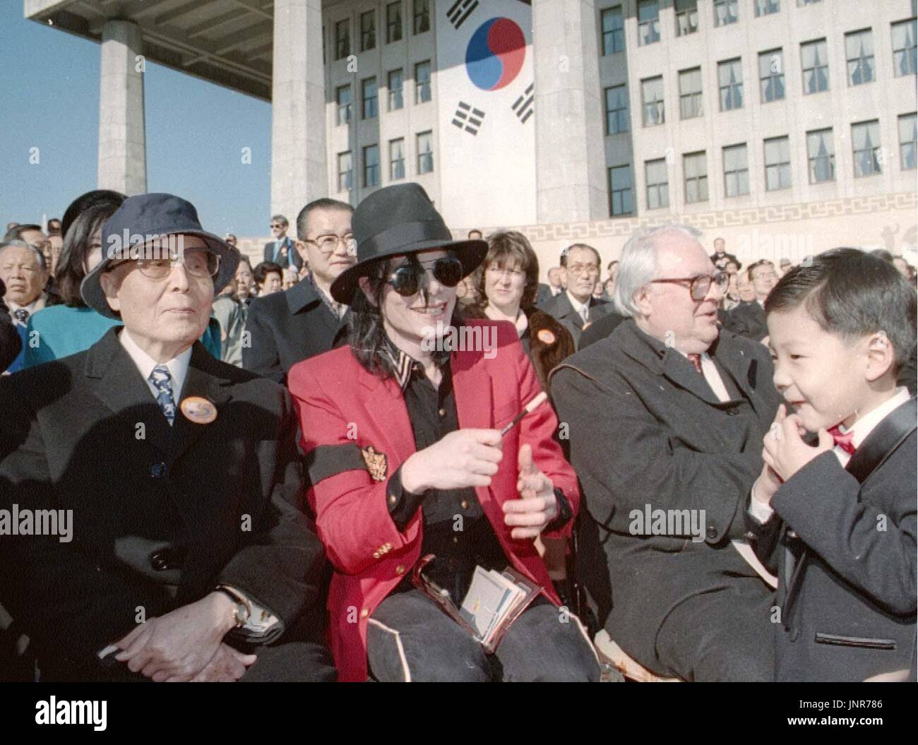 SEOUL, South Korea American pop star Michael Jackson (2nd from L