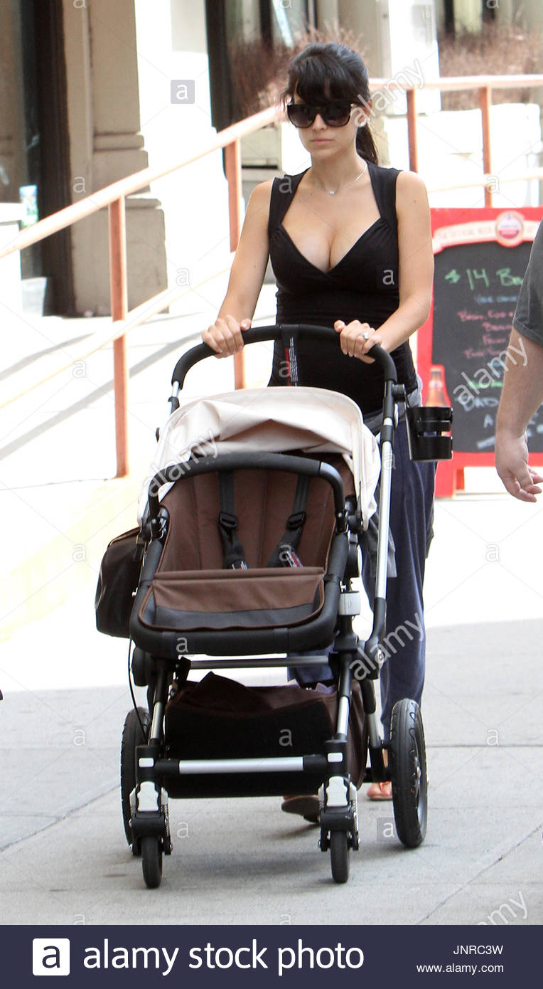 Sexy Cleavage Hilaria Baldwin naked photo 2017 Twitter Cleavage Hilaria Baldwin naked photo 2017
