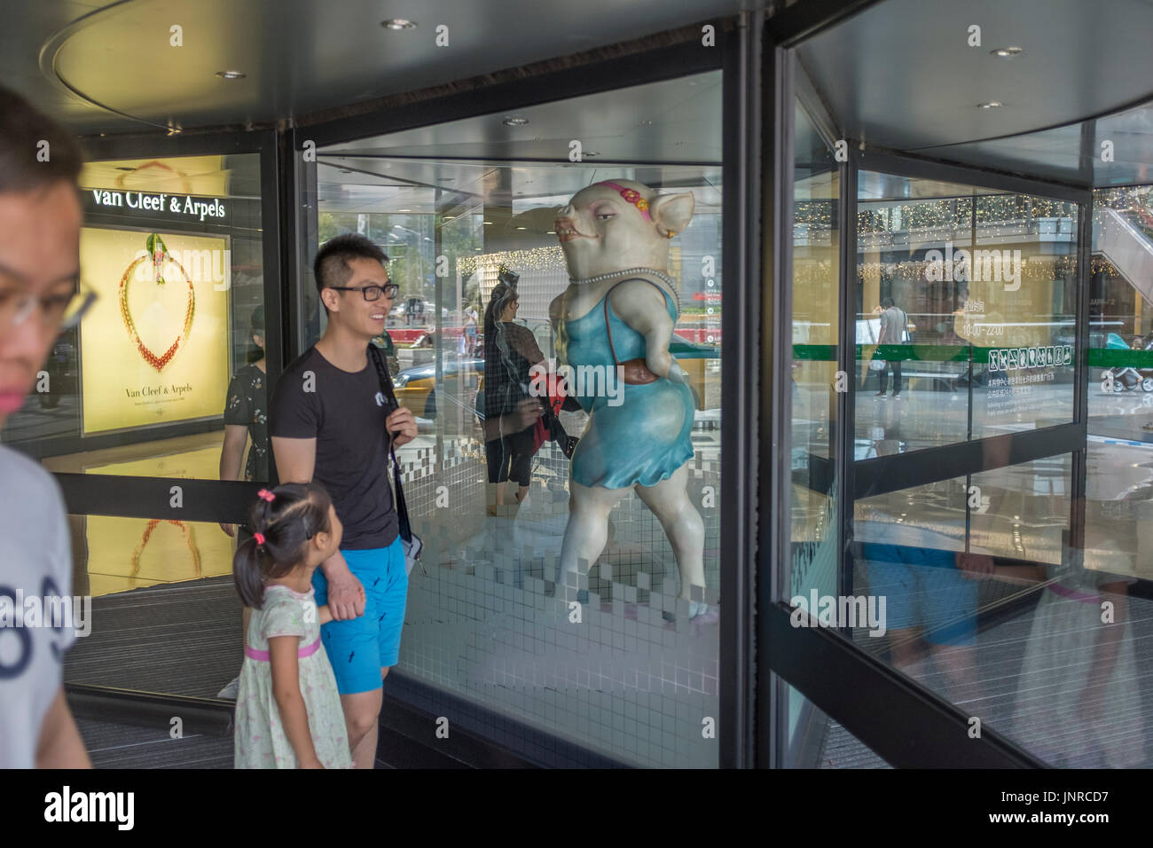 A sculpture featuring a fashionable pig lady going shopping at Parkview Green FangCaoDi in Beijing, China. 30-Jul-2017 Stock Photo