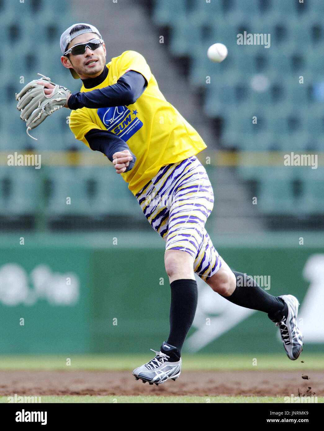 KOBE, Japan - Seattle Mariners outfielder Ichiro Suzuki practices ...