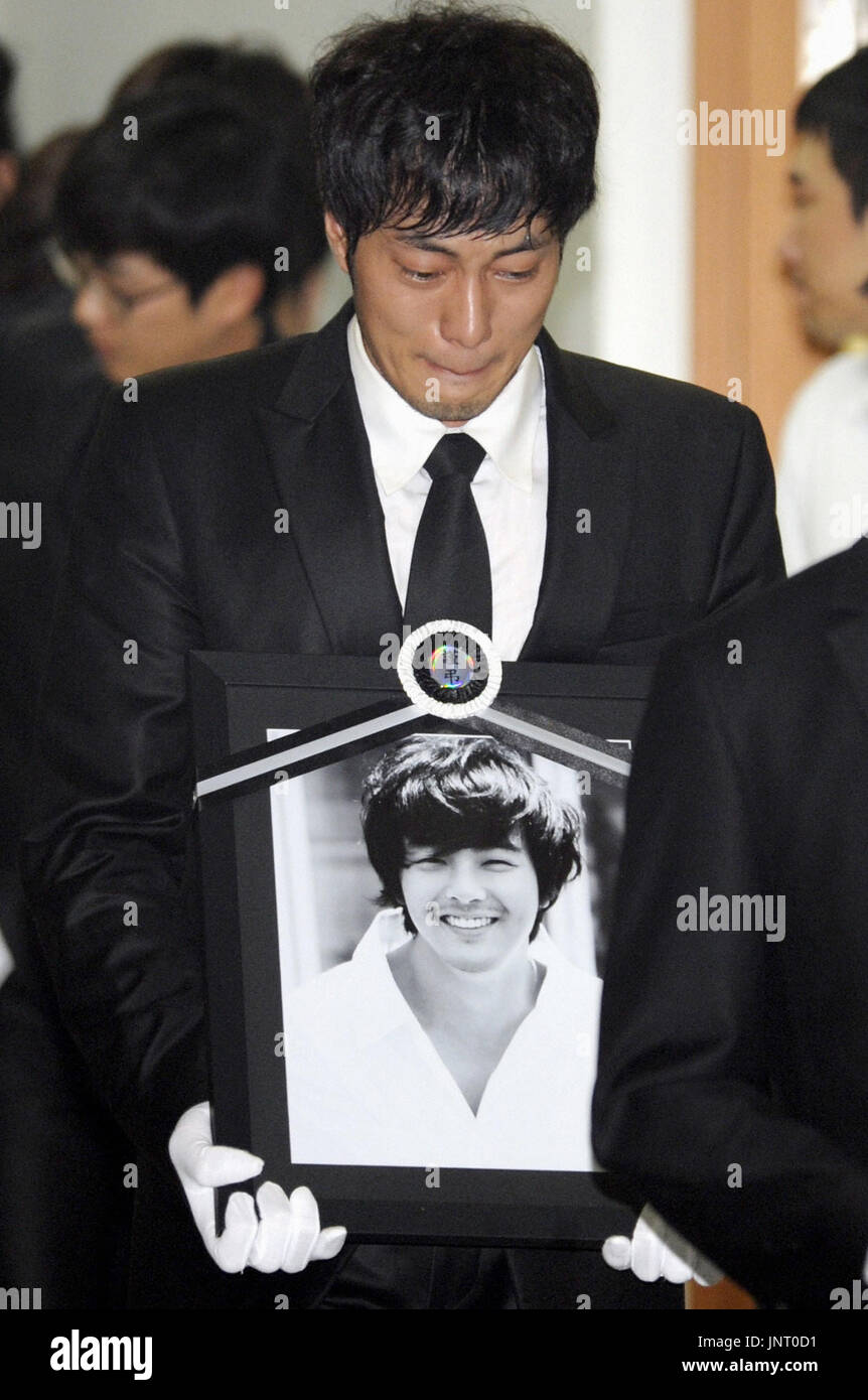 SEOUL, South Korea - South Korean actor So Ji Sub holds a portrait of actor Park  Yong Ha, who committed suicide, during Parks funeral in Seoul on July 2,  2010. (Kyodo Stock Photo - Alamy