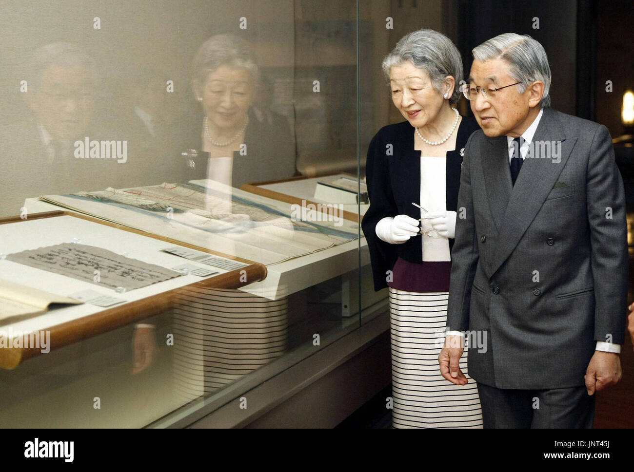 TOKYO, Japan - Emperor Akihito (R) And Empress Michiko Look At Exhibits ...