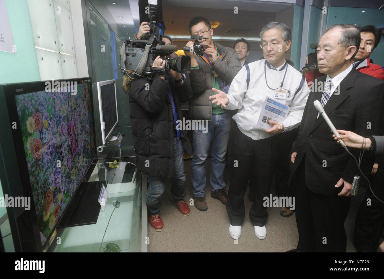 NANJING, China Uichiro Niwa (R), the Japanese ambassador to China