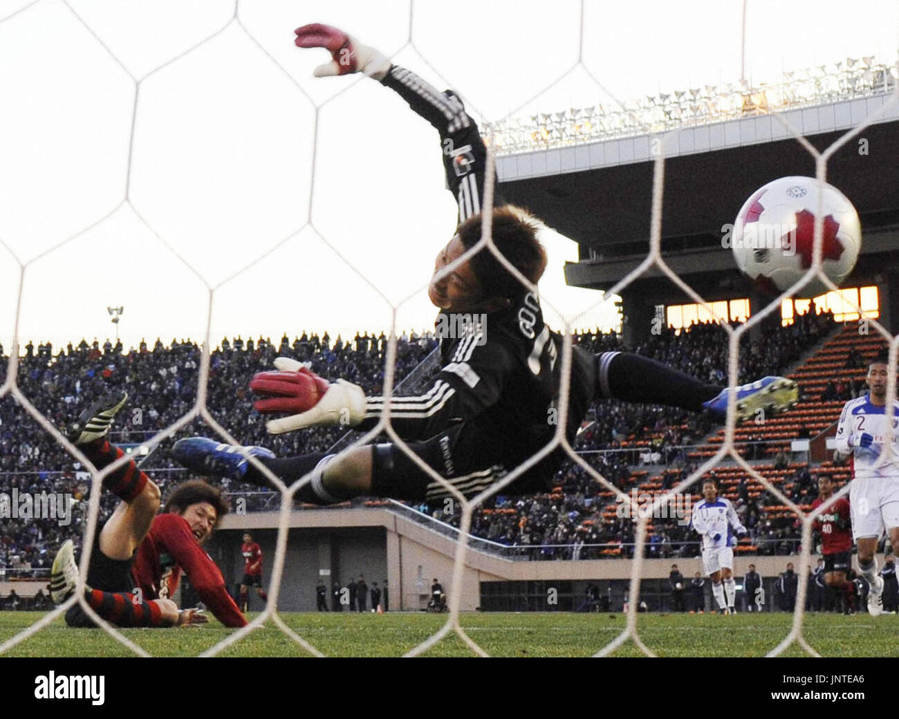 TOKYO, Japan Kashima Antlers' Yuya Osako (L) scores the equalizer in