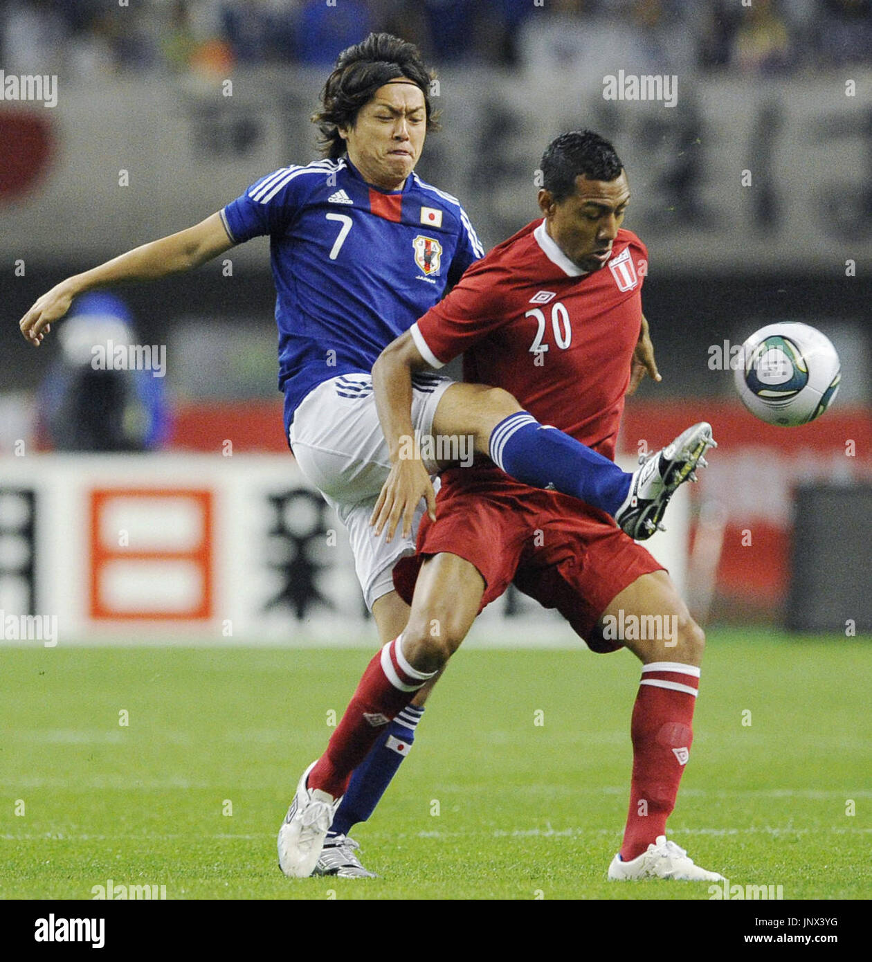 NIIGATA, Japan - Japanese midfielder Yasuhito Endo (L) and Peruvian 