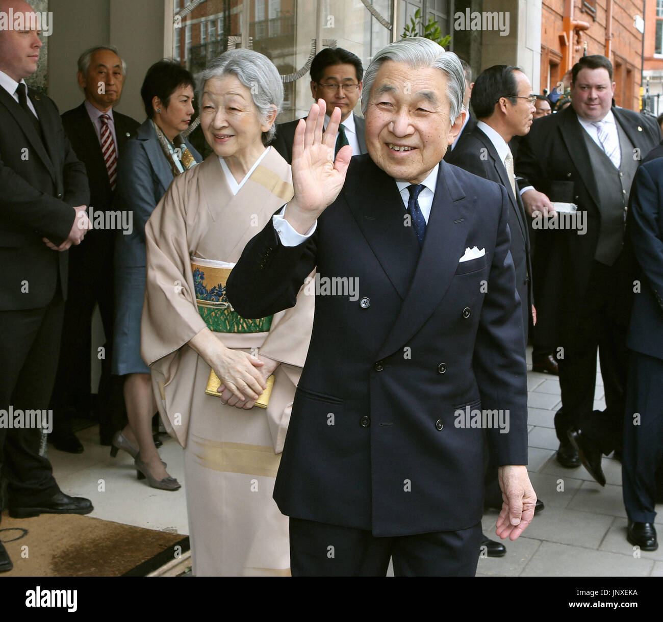 LONDON, Britain Japanese Emperor Akihito (front) and Empress Michiko