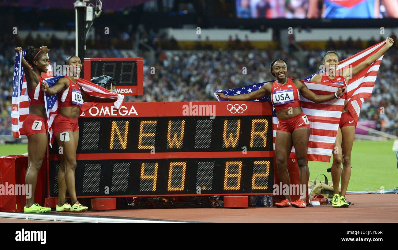 LONDON, Britain - Allyson Felix (far R) and the members of the U.S ...