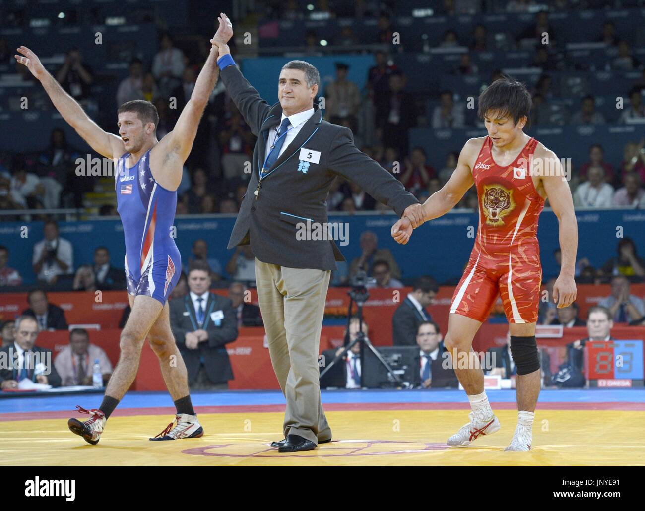 LONDON, Britain Japan's Kenichi Yumoto (R) loses to Scott Coleman (L