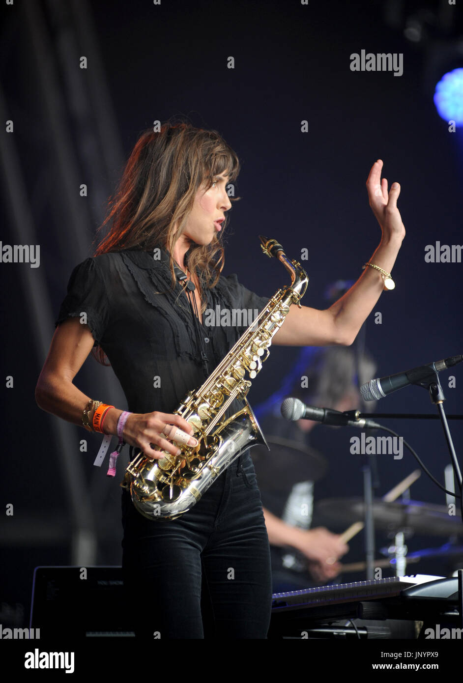 Lulworth Castle, Dorset, England. 30th July 2017.   Abi Harding, once of The Zutons, performs with English alternative rock band The Lightning Seeds  on The Castle Stage at the end of Camp Bestival 2017. © David Partridge / Alamy Live News Stock Photo