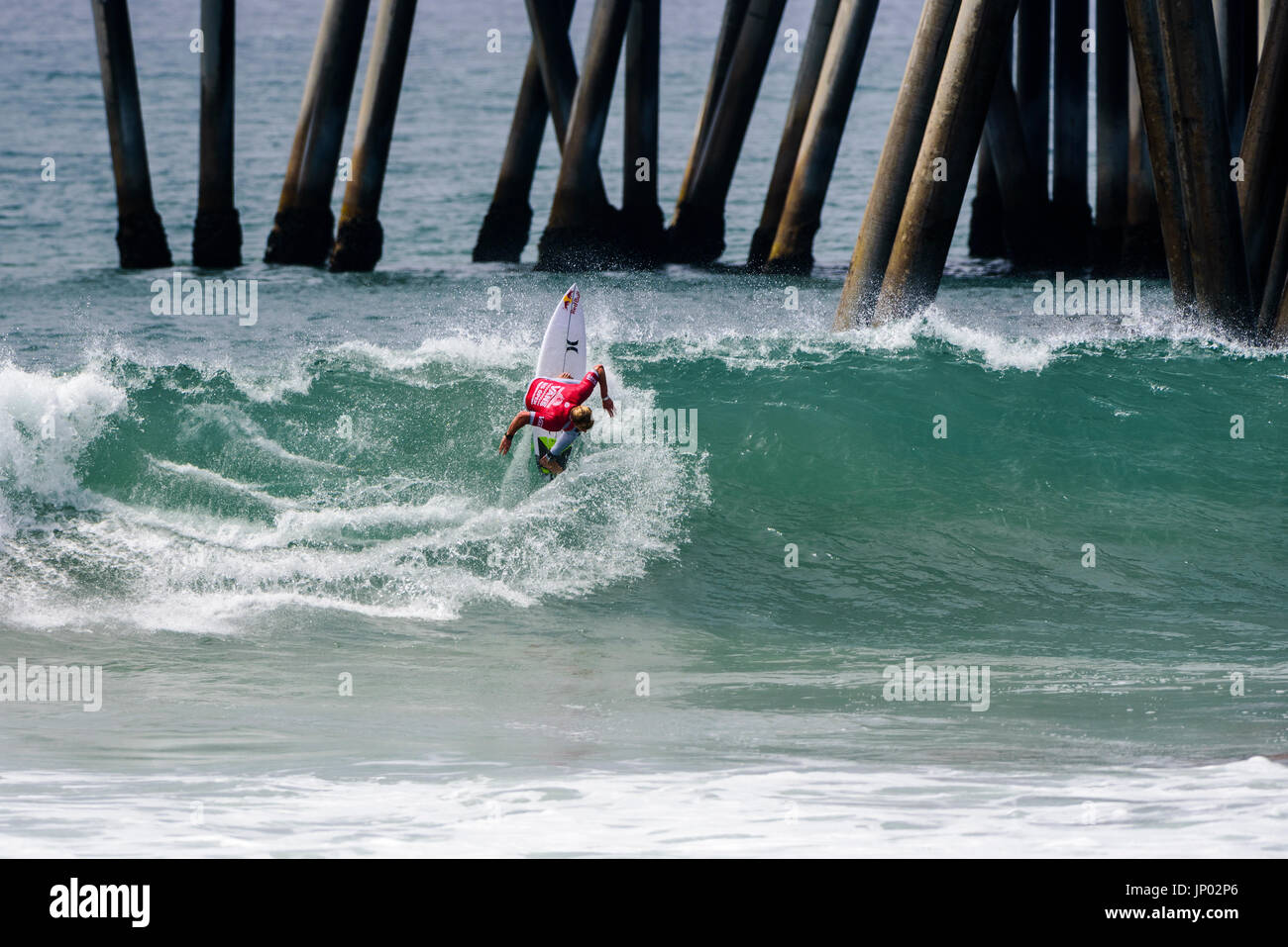Huntington Beach, USA. 31 July, 2017. Local favorite Kolohe Andino (USA) put on a show for a beach crowded with fans during his round 2 heat win at the 2017 VANS US Open of Surfing. Credit: Benjamin Ginsberg/Alamy Live News. Stock Photo