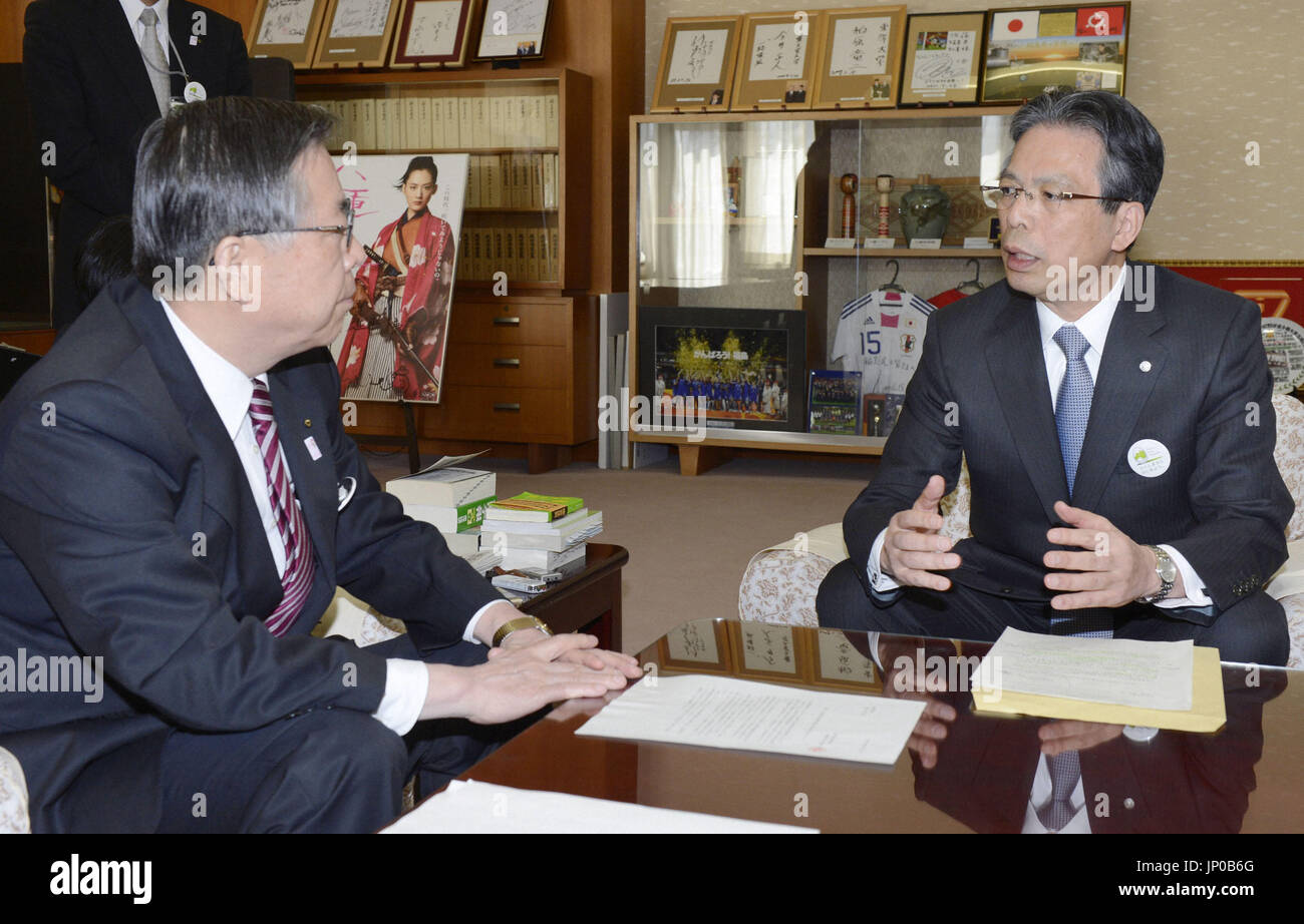 FUKUSHIMA, Japan Makoto Kaiwa (R), president of Tohoku Electric Power