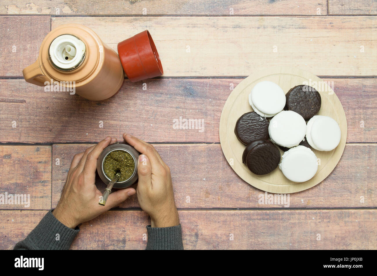 https://c8.alamy.com/comp/JP0JXB/drinking-mate-with-alfajores-on-the-wooden-table-JP0JXB.jpg