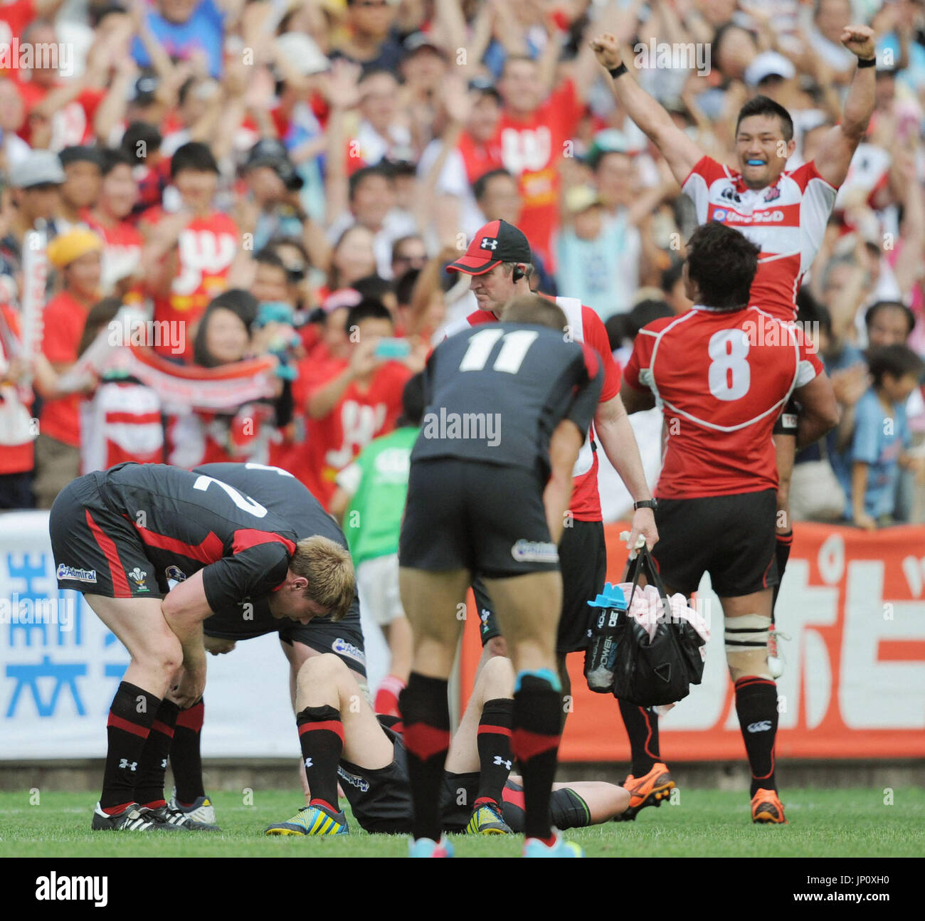 Japanese Captain Rugby TOKYO, Japan - Captain Toshiaki Hirose (R top) of Japan is lifted by ...