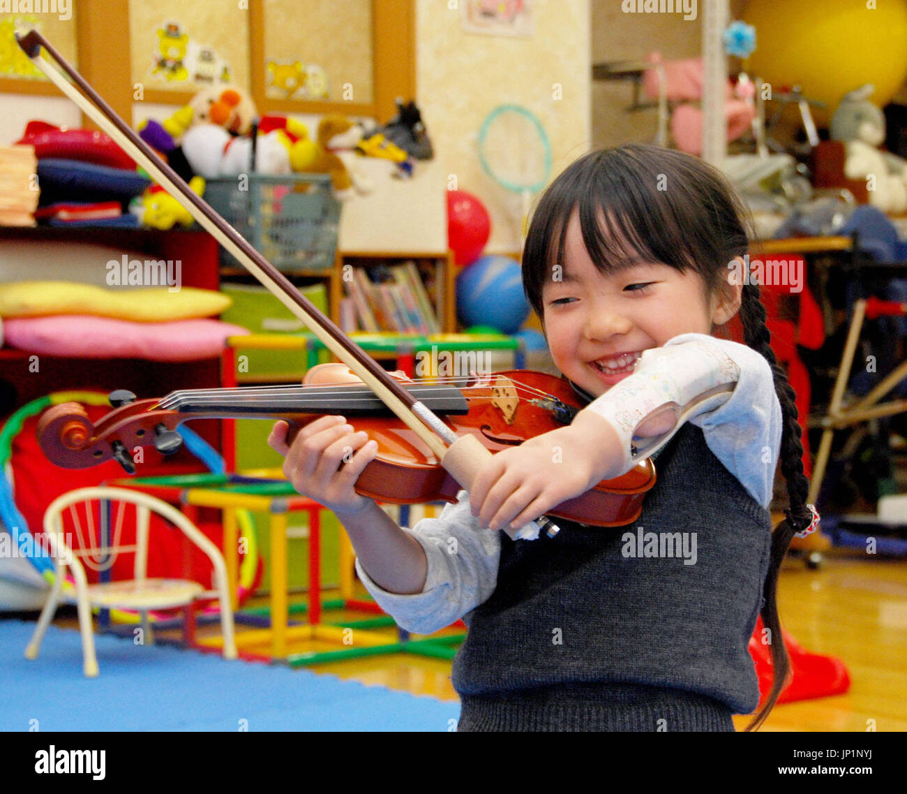 KOBE, Japan Fiveyearold Yuna Kodama, who was born with her left arm