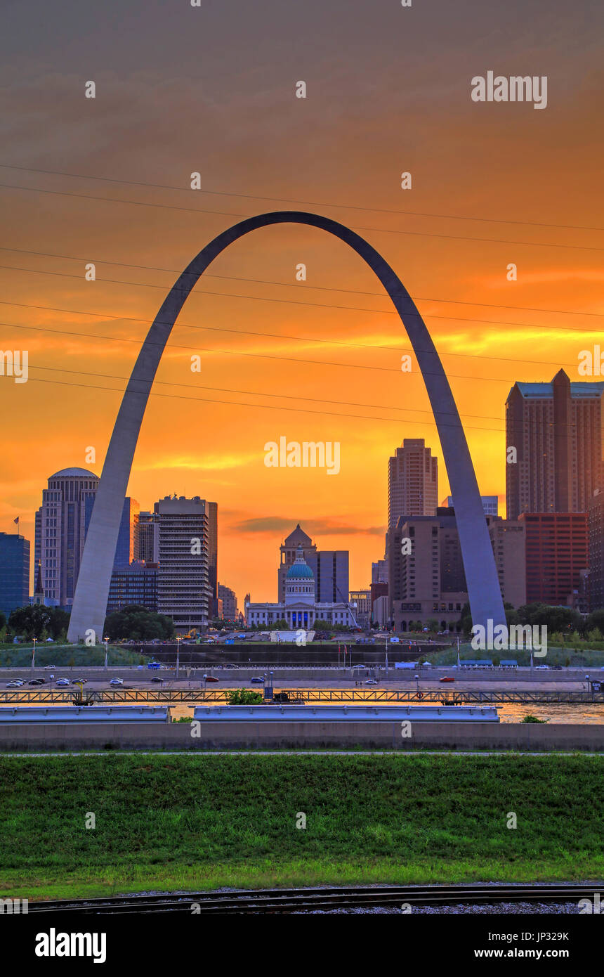 Sunset over the Gateway Arch and St. Louis, Missouri Stock Photo - Alamy