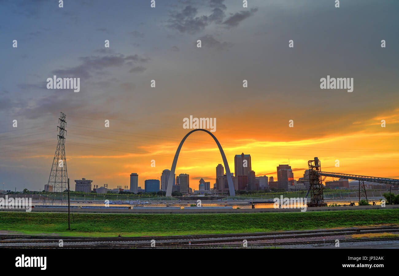 Sunset over the Gateway Arch and St. Louis, Missouri Stock Photo - Alamy