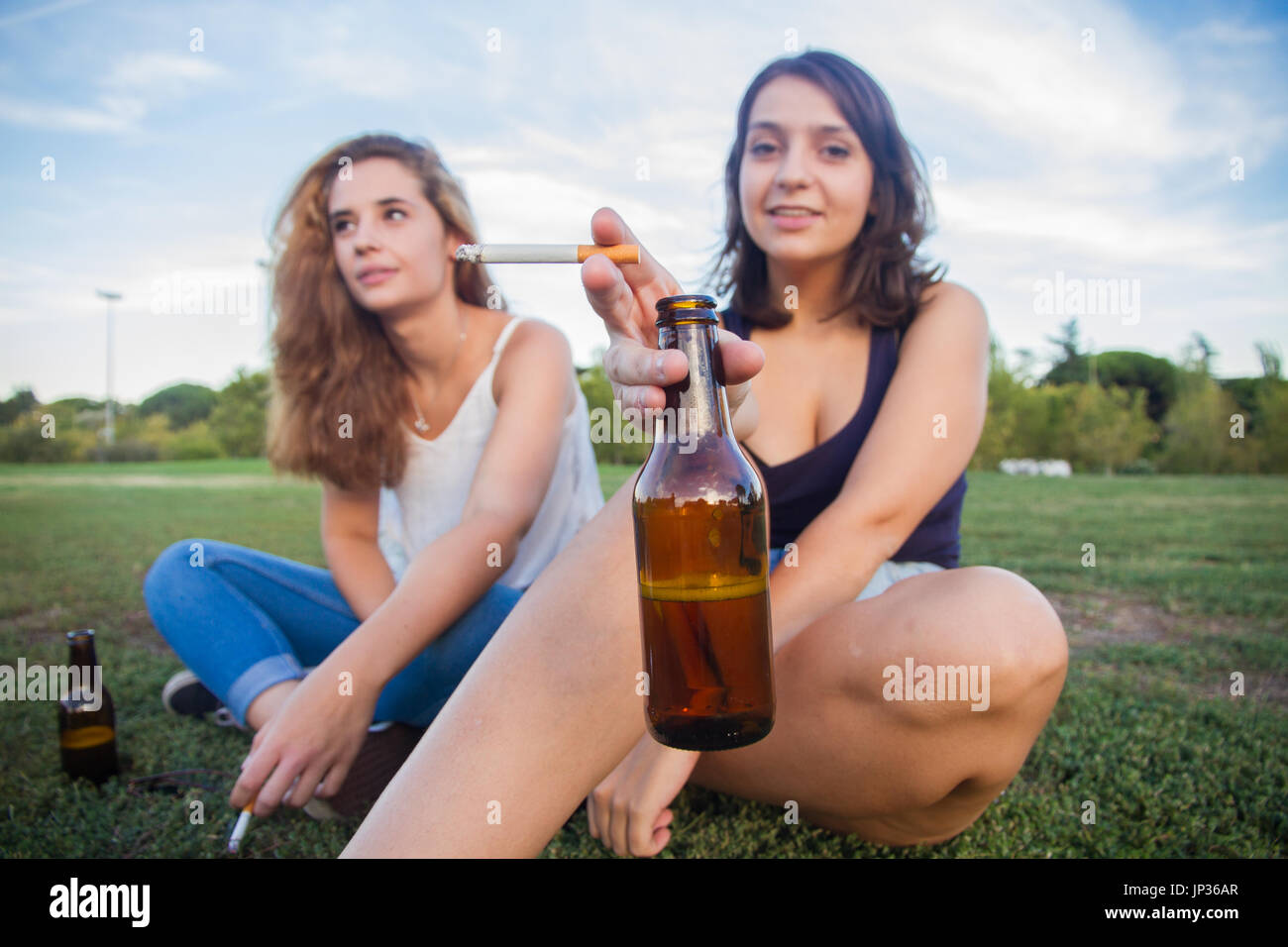 Мужчина и женщина за столом. Застолье с алкоголем. Напои его пьют. Напои его пьют. Застолье с алкоголем.