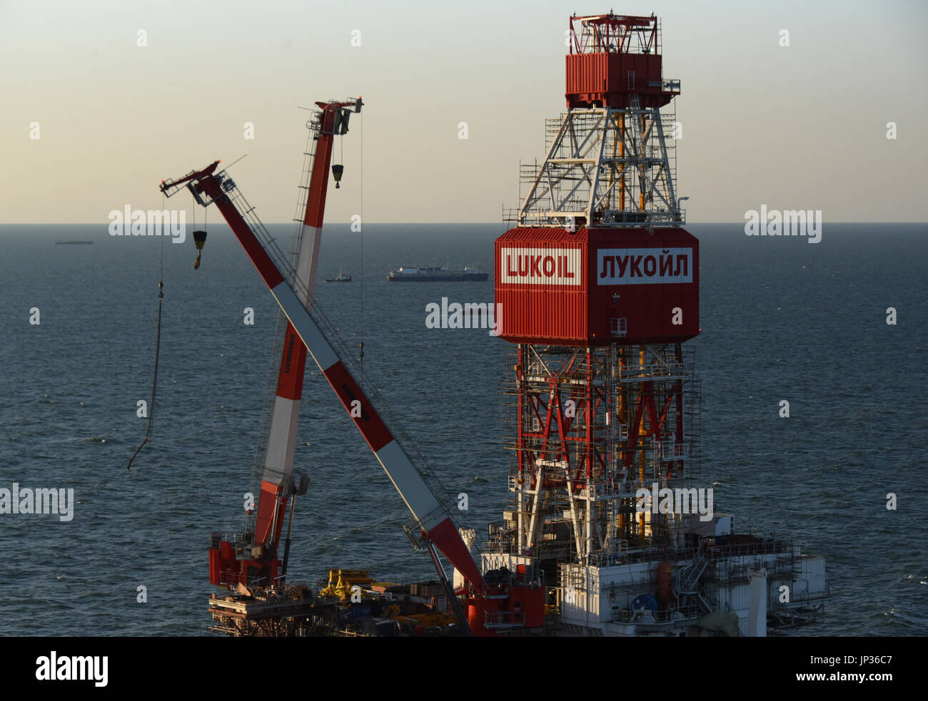 Лукойл добыча. Месторождения лукойла в каспийском море. Лукойл добыча нефти. Добыча нефти лукойл пермь. Ледостойкая платформа лсп 1.