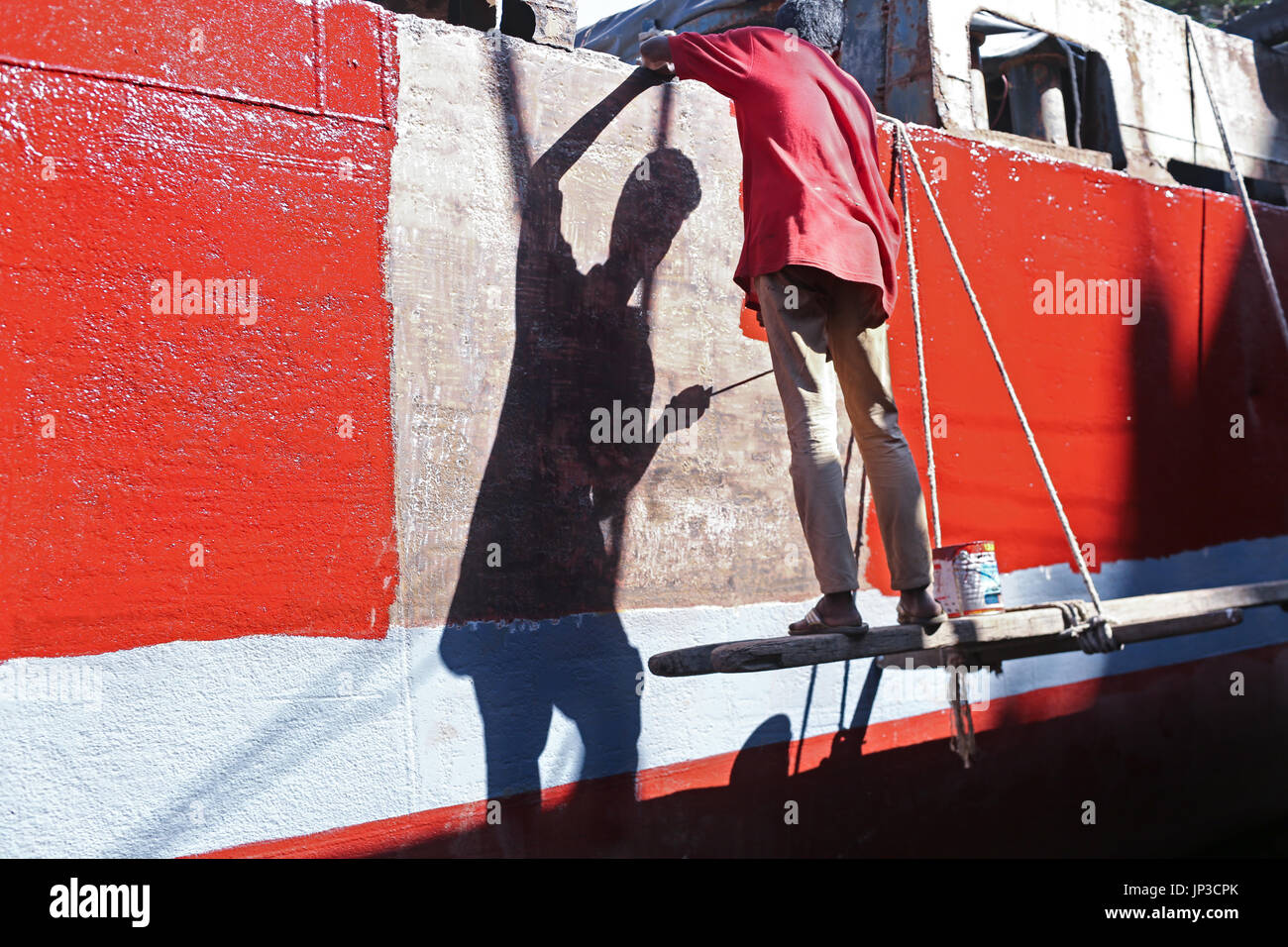 Dhaka, Bangladesh. 15th July, 2017. A Bangladeshi laborer works in a dockyard where they construct and repair various types of ships. Credit: Kazi Salahuddin Razu/Pacific Press/Alamy Live News Stock Photo