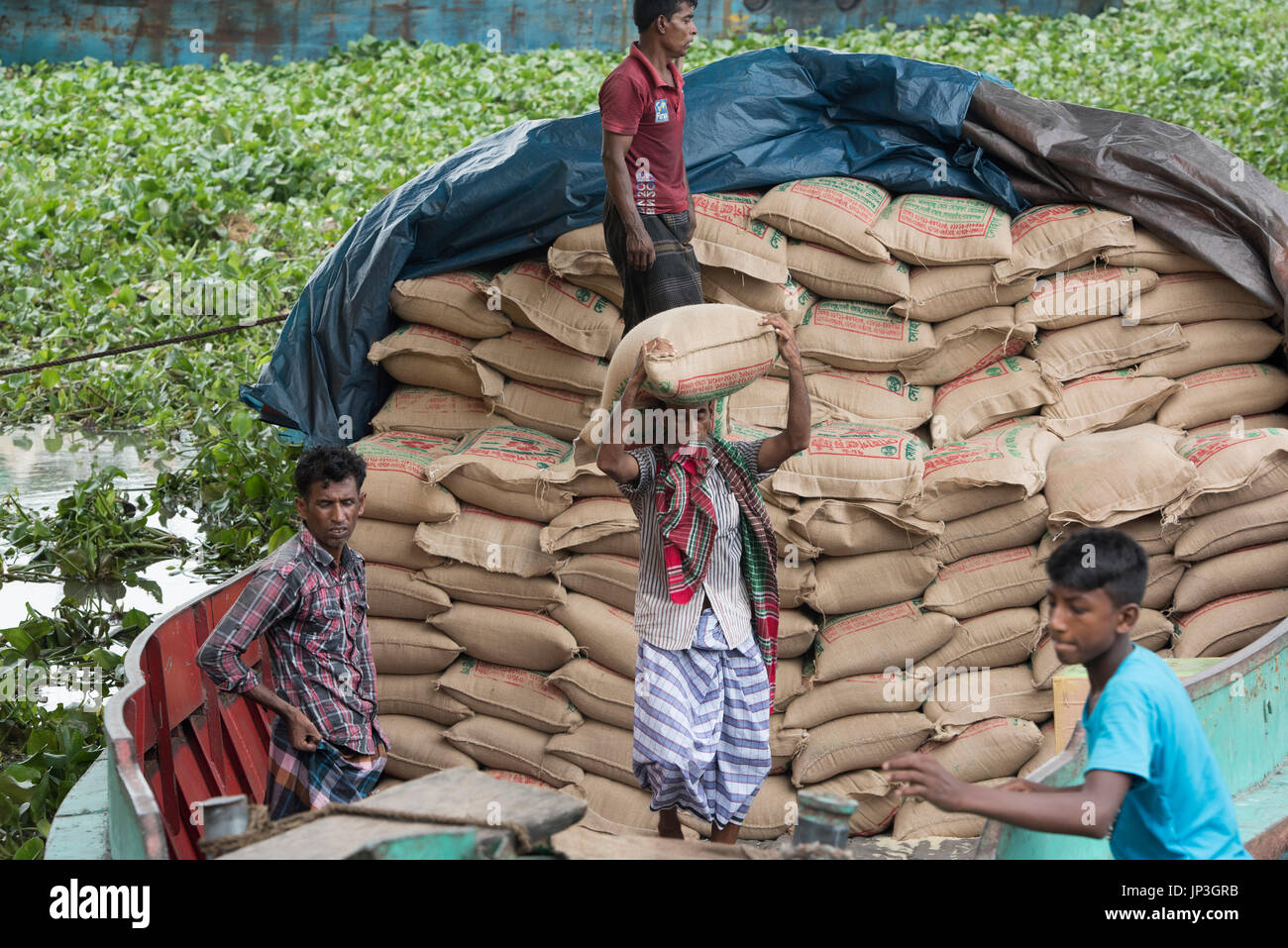 Manual labor at Saderghat on the Buriganga River, Dhaka, Bangladesh Stock Photo