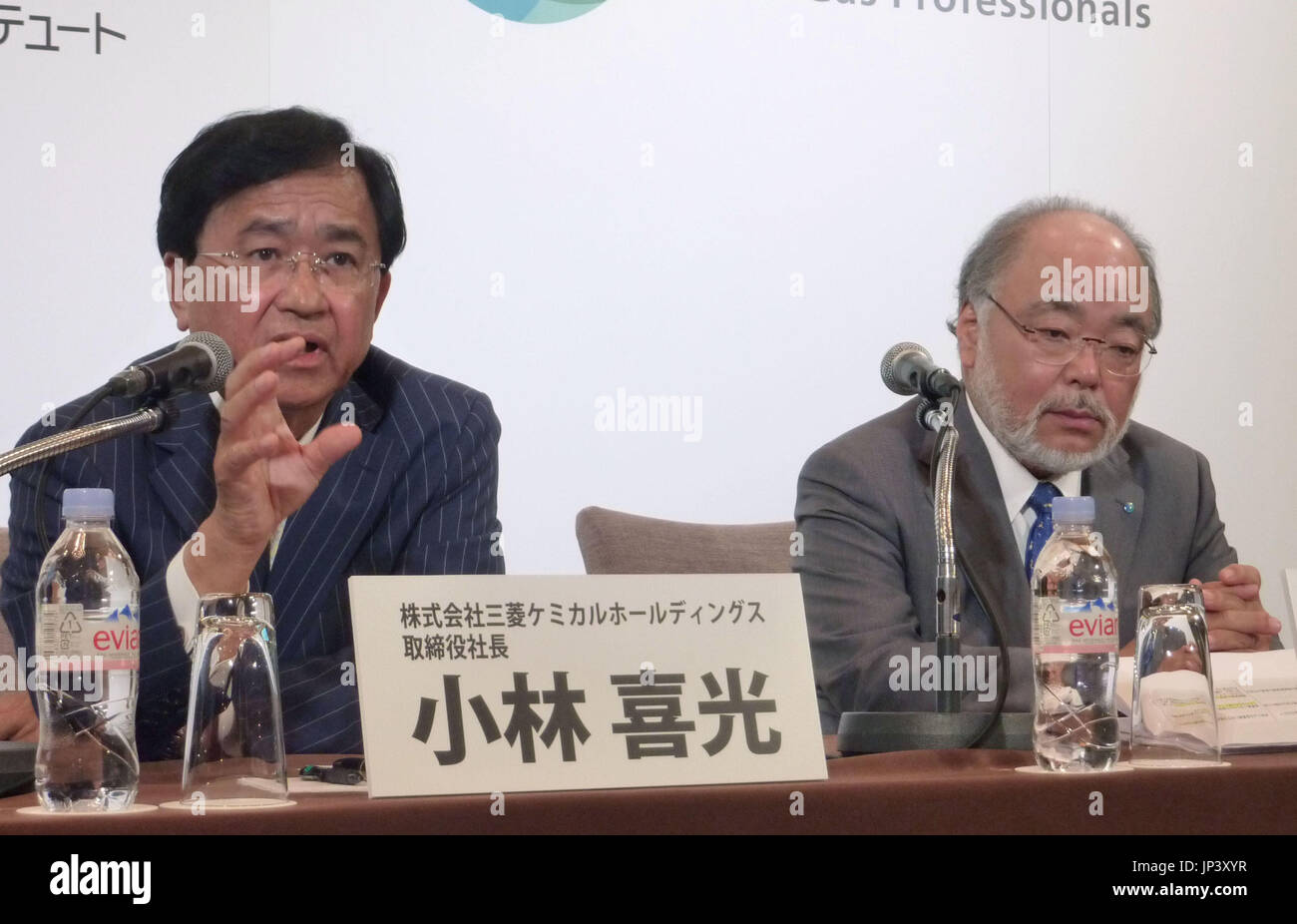 TOKYO, Japan - Mitsubishi Chemical Holdings Corp. President Yoshimitsu  Kobayashi (L) and Taiyo Nippon Sanso Corp. President Shinji Tanabe give a  press conference in Tokyo on May 13, 2014, to announce Mitsubishi