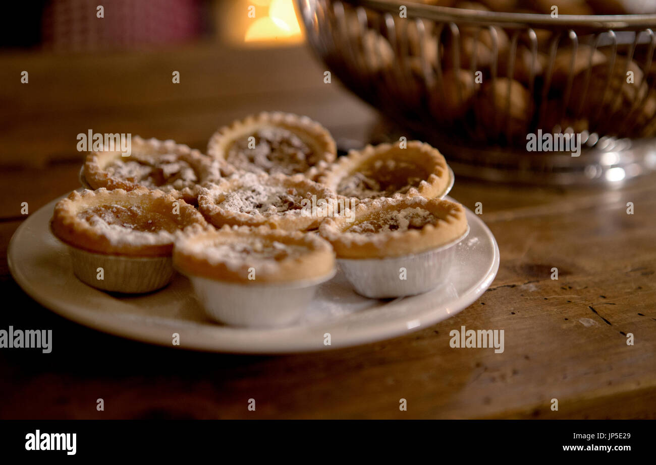Close up of plate of mince pies standing on a table Stock Photo - Alamy