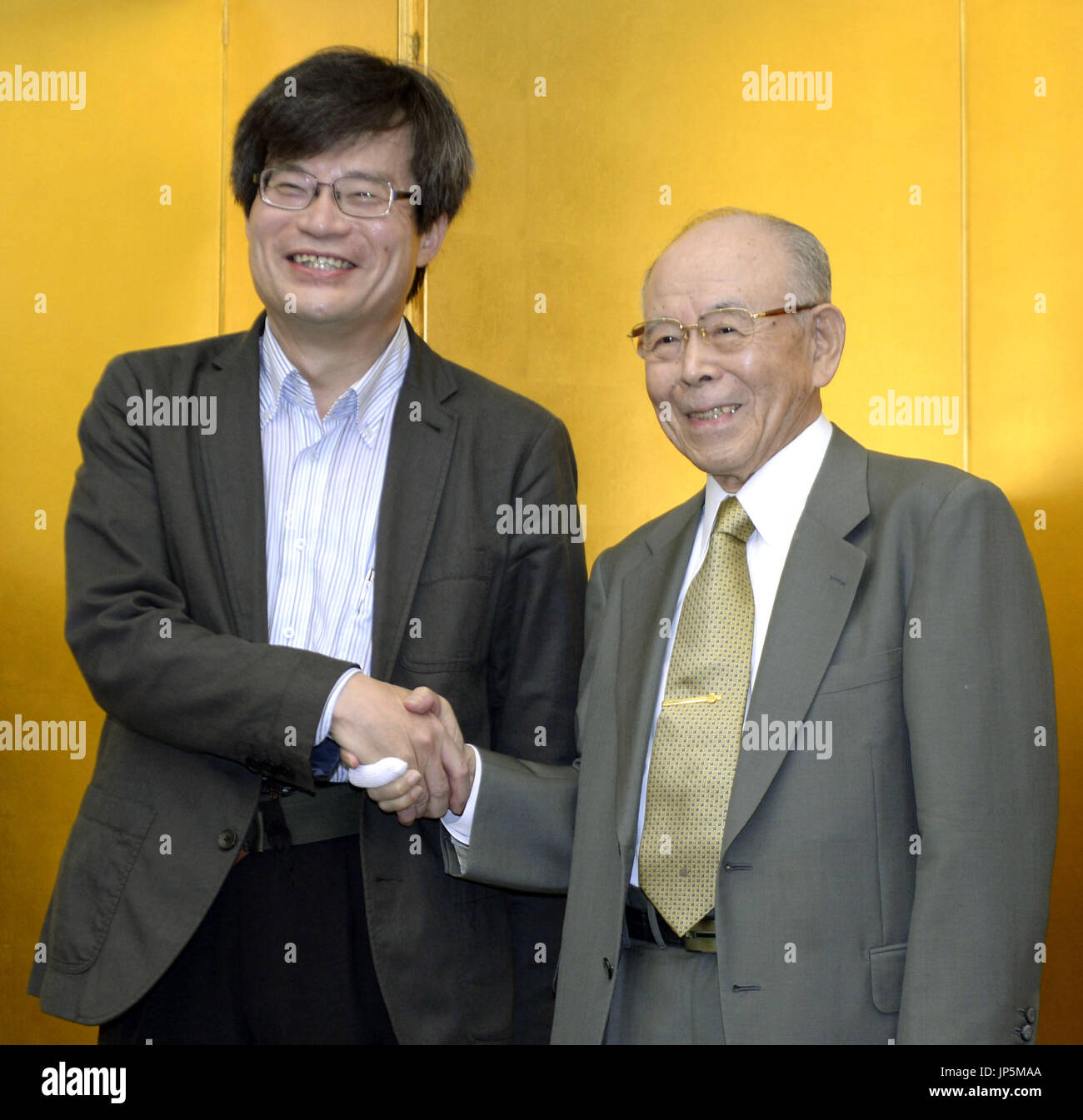 NAGOYA, Japan - Nobel laureates Hiroshi Amano (L) and Isamu Akasaki ...