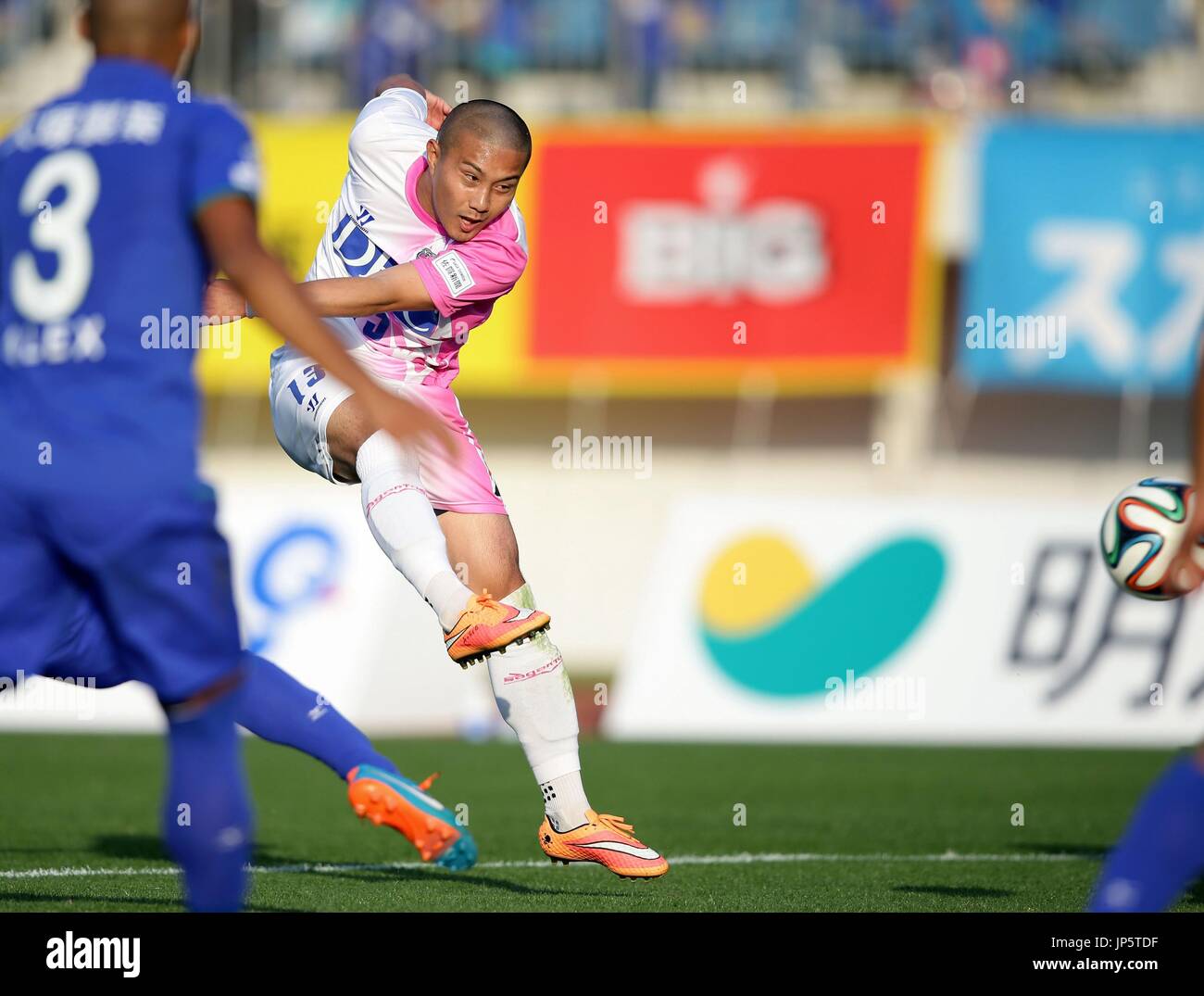 NARUTO, Japan Defender Michihiro Yasuda of Sagan Tosu scores a second