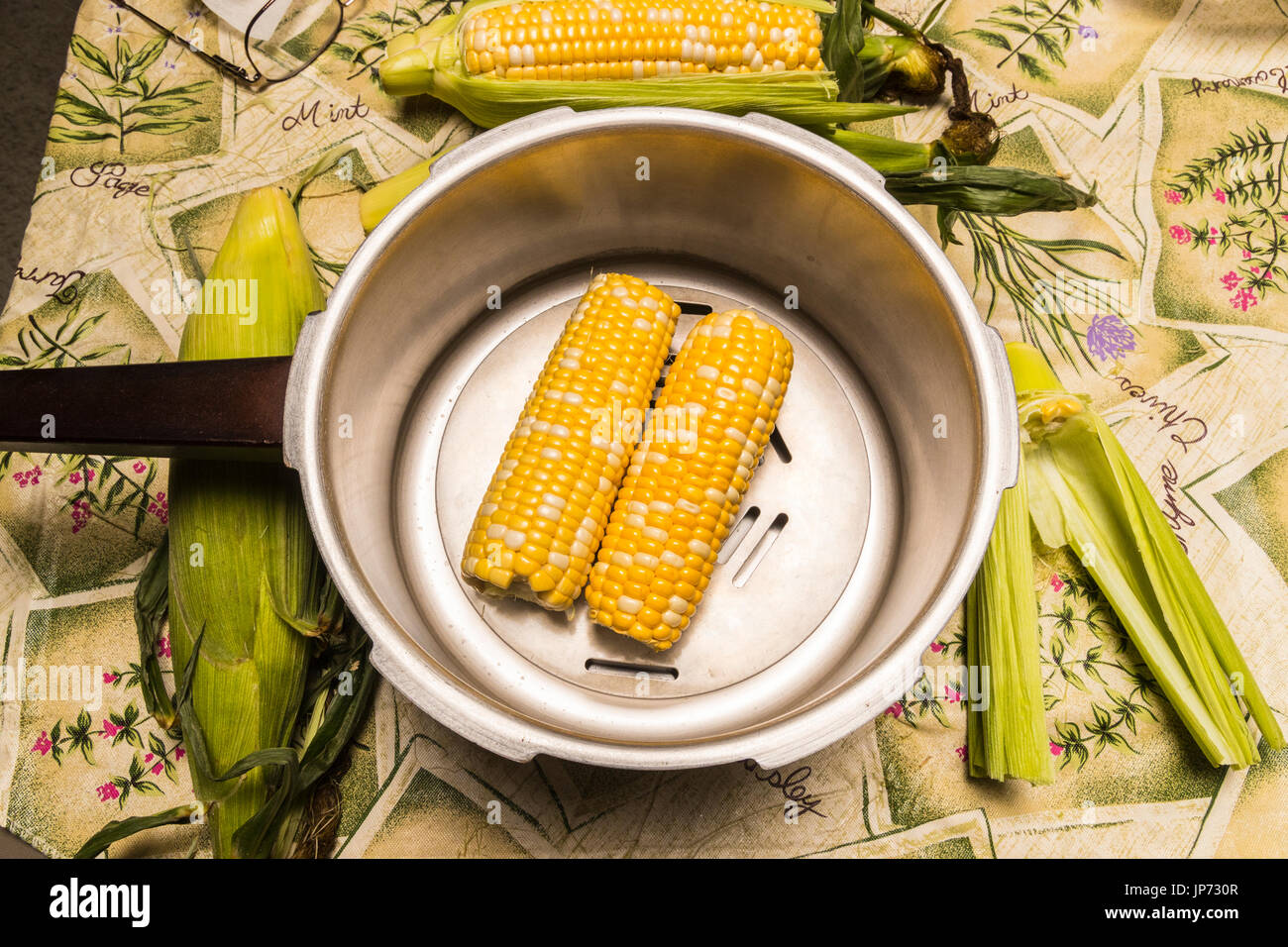 corn on the cob in pressure cooker Stock Photo Alamy