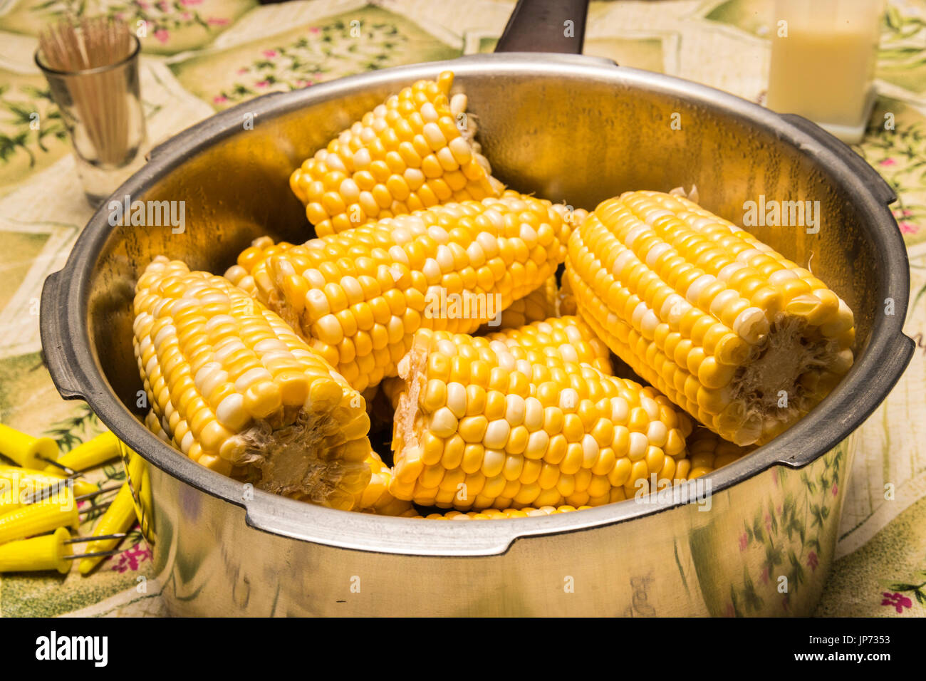 corn on the cob in pressure cooker Stock Photo Alamy