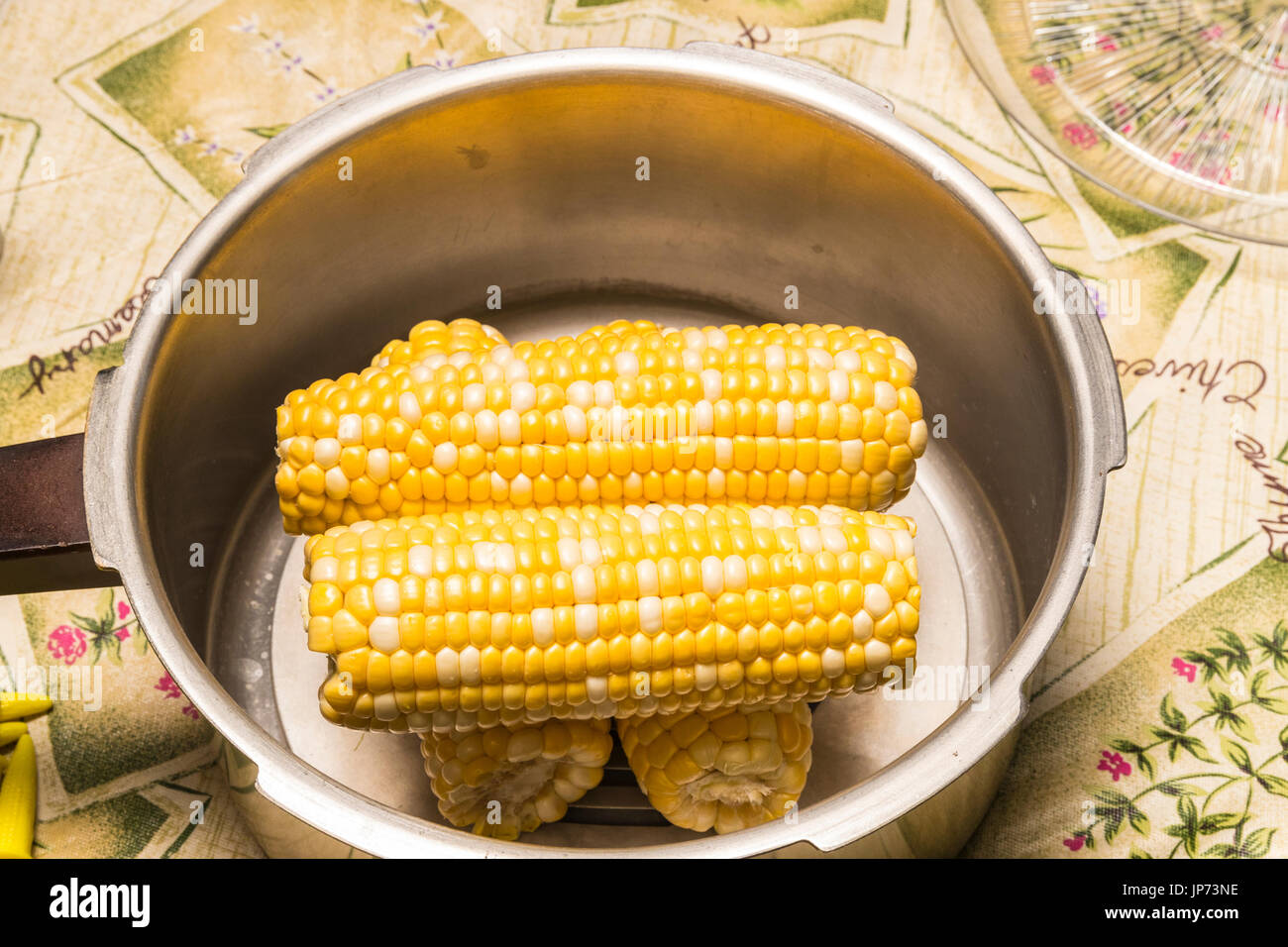 corn on the cob in pressure cooker Stock Photo Alamy