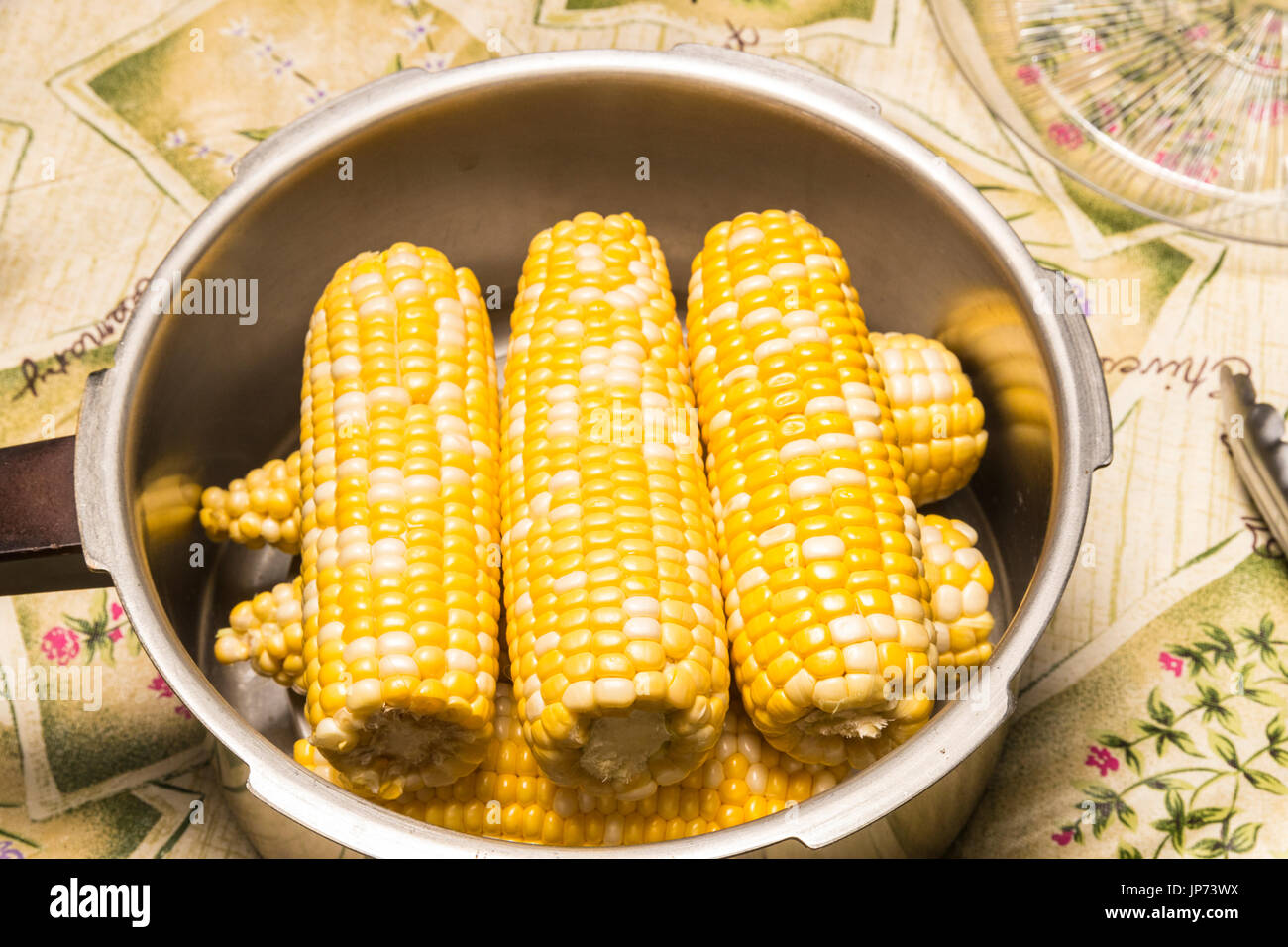 corn on the cob in pressure cooker Stock Photo Alamy