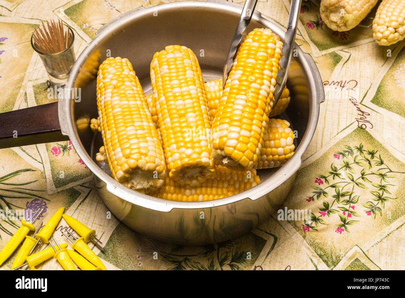 corn on the cob in pressure cooker Stock Photo Alamy