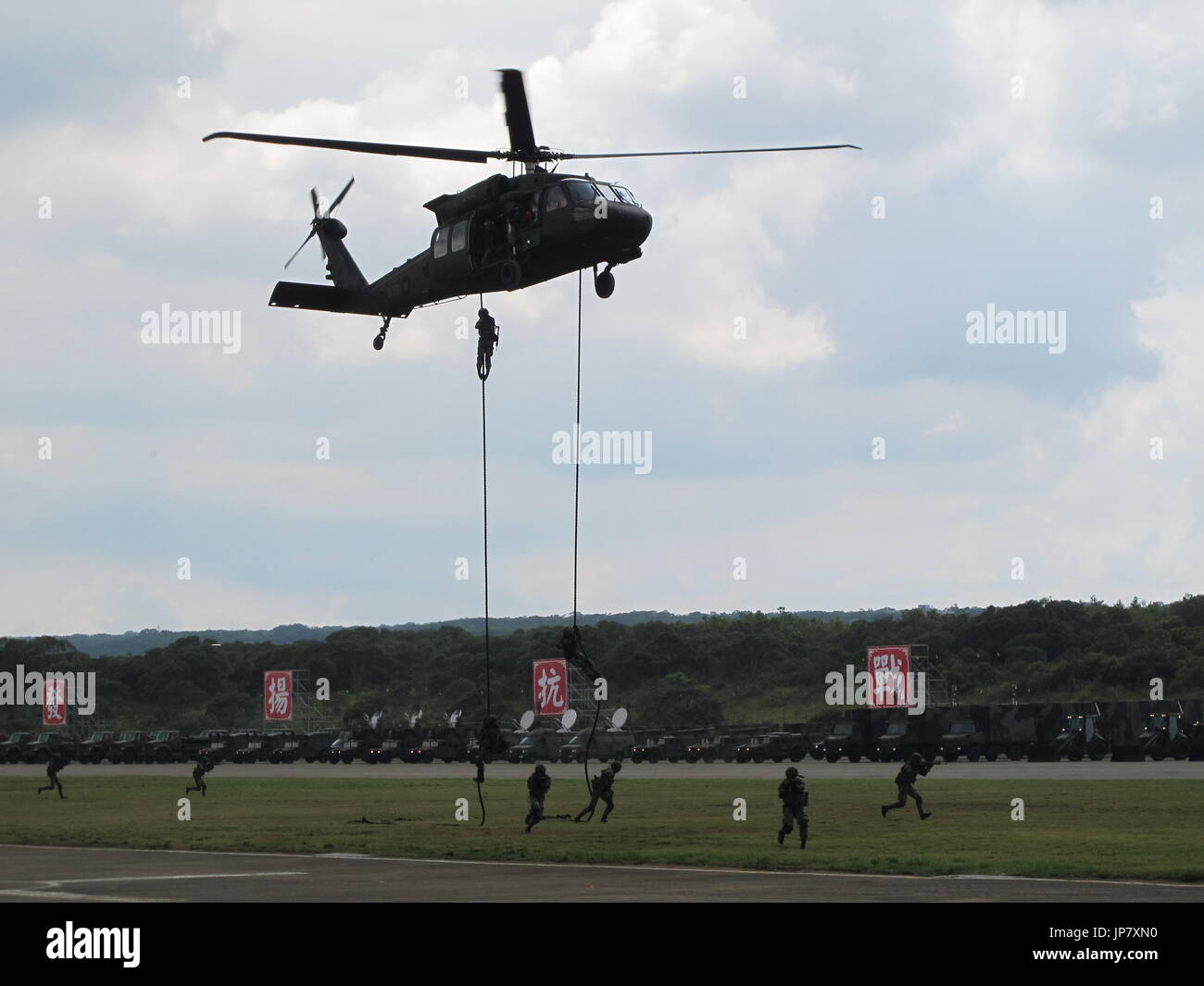 Taiwanese members of the army's special forces rehearse fast-roping ...