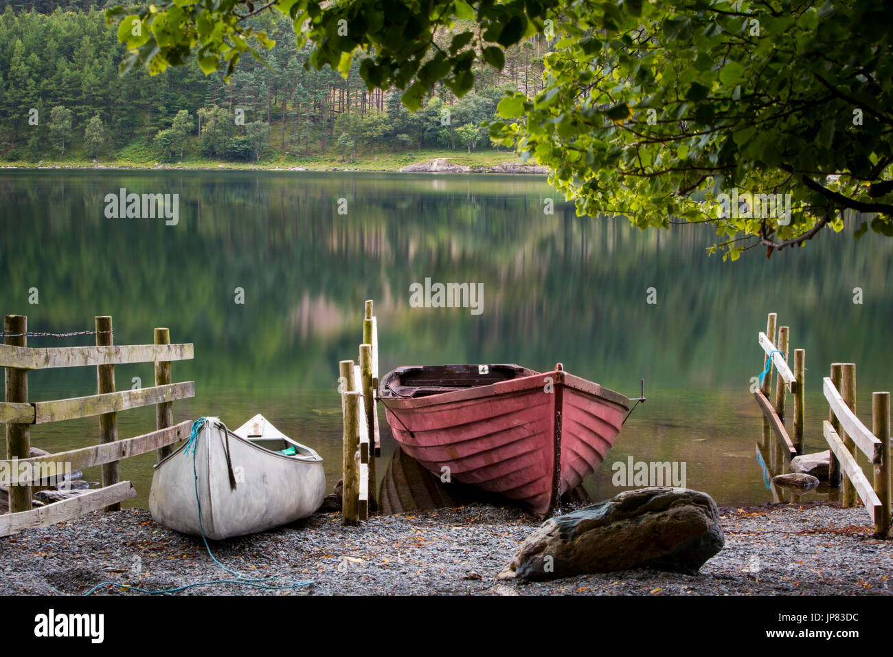 Boats along the shore of Buttermere Lake, Cumbria, Lake District, England Stock Photo