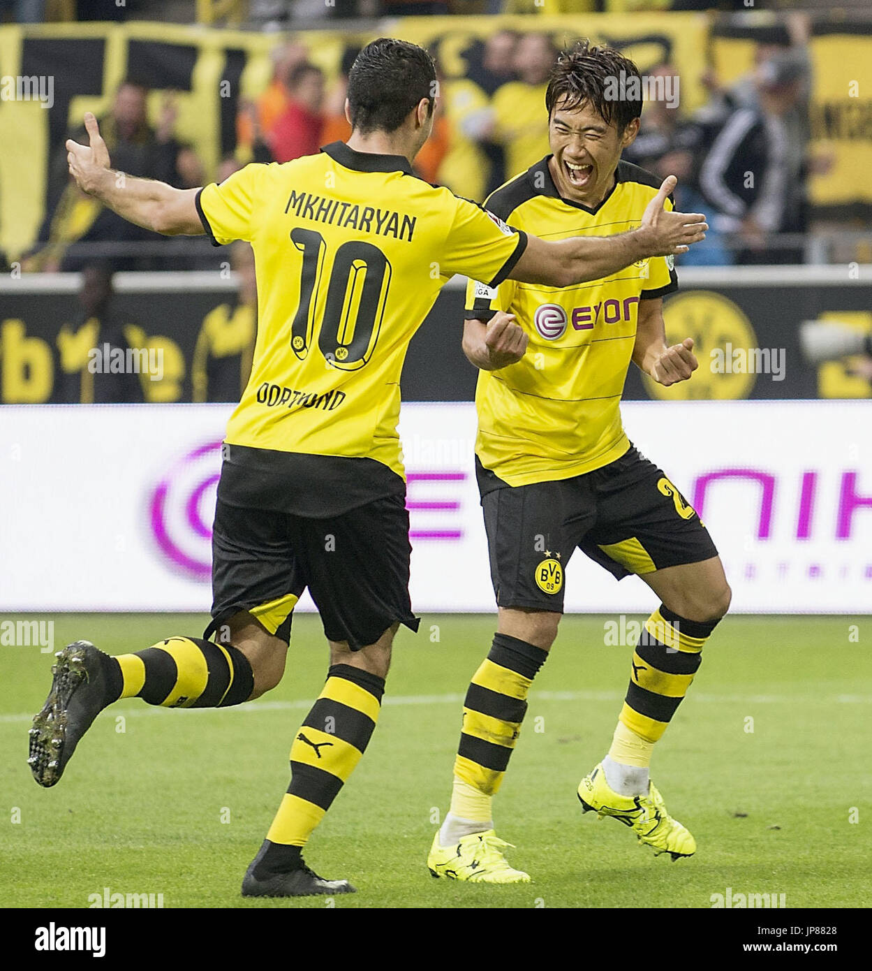 Borussia Dortmund midfielder Shinji Kagawa (R) celebrates with teammate ...