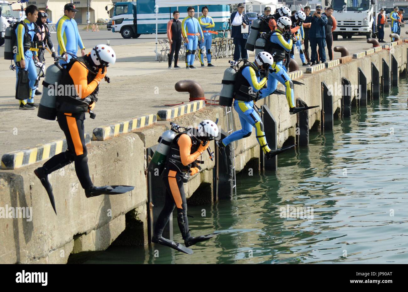 Scuba divers from the mobile units of the Ibaraki, Saitama and Tochigi